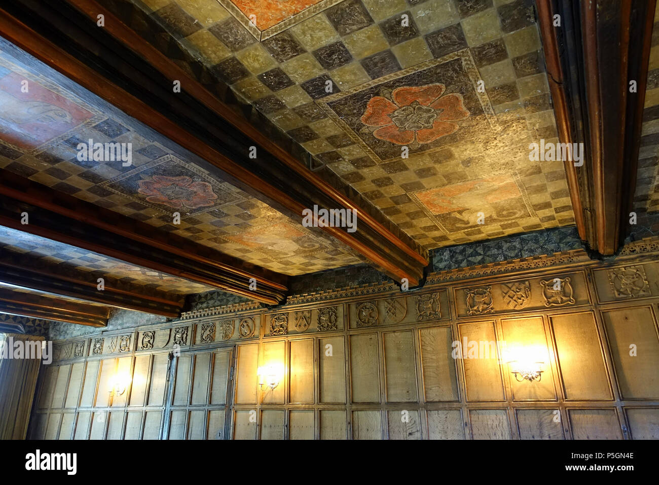 N/A. Anglais : salon ou salle à manger, Haddon Hall - Bakewell, Derbyshire, Angleterre. Le prix a été créé vers 1500 par Henry Vernon et lambris en 1545 avec la tête de sanglier, Crest et armourial boucliers de générations de la famille de Vernon. Plafond de plâtre a décors du chien Talbot et Tudor Rose. 18 juin 2016, 06:31:31. Daderot 285 décoration de plafond dans le salon ou salle à manger, Haddon Hall - Bakewell, Derbyshire, Angleterre - DSC02635 Banque D'Images