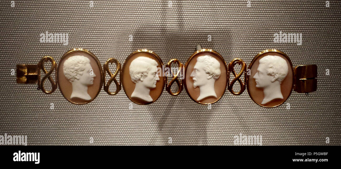 N/A. Anglais : Cameo bracelet avec portraits des Frères Hunt, par William Morris Hunt, c. 1840, gold, shell. 15 avril 2017, 15:33:16. Daderot 264 bracelet camée avec des portraits de la chasse les frères, par William Morris Hunt, c. 1840, gold, shell Banque D'Images