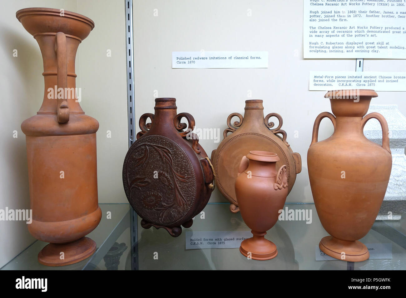 N/A. Anglais : Chelsea Keramic - exposition d'Œuvres d'Art - Société historique de Dedham Dedham, Massachusetts. 2 mai 2017, 15:44:16. Daderot 351 formes classiques, Chelsea Keramic Art Works, ch. 1870, redware - Société historique de Dedham Dedham - Massachusetts - DSC04246 Banque D'Images