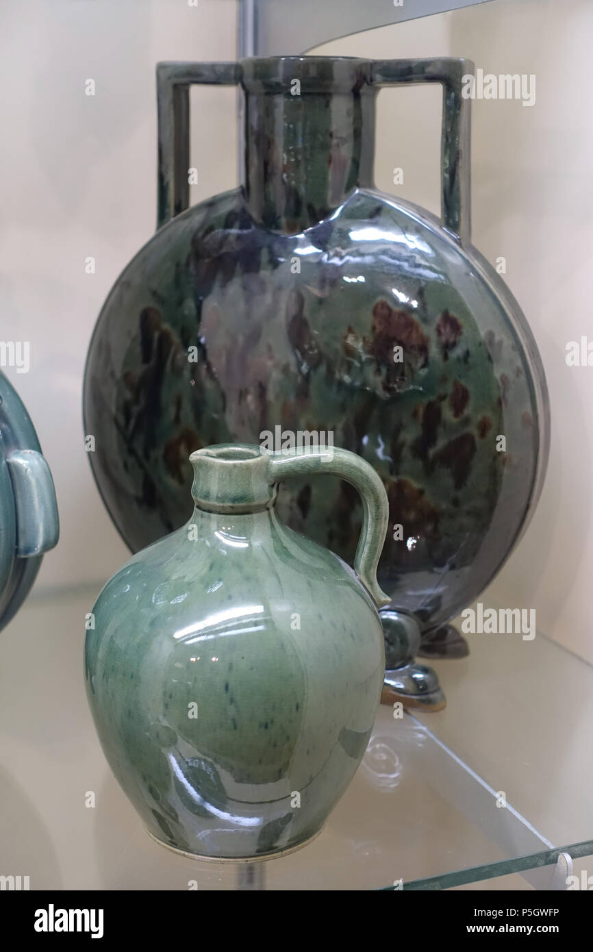 N/A. Anglais : Chelsea Keramic - exposition d'Œuvres d'Art - Société historique de Dedham Dedham, Massachusetts. 2 mai 2017, 15:45:34. Daderot 351 formes classiques, Chelsea Keramic Art Works, ch. 1880, céramique - Société historique de Dedham Dedham - Massachusetts - DSC04257 Banque D'Images