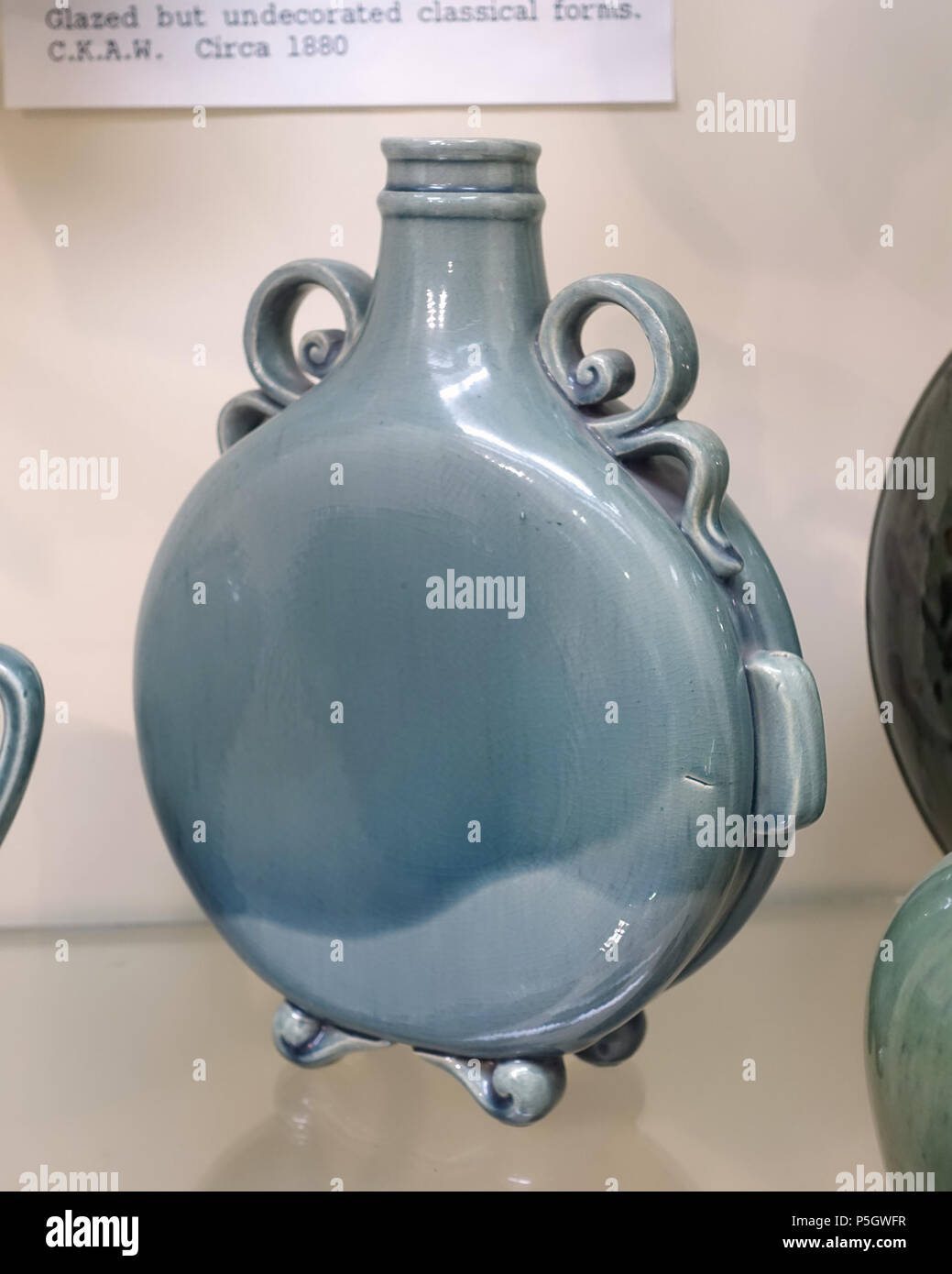 N/A. Anglais : Chelsea Keramic - exposition d'Œuvres d'Art - Société historique de Dedham Dedham, Massachusetts. 2 mai 2017, 15:45:48. Daderot forme classique 351, Chelsea Keramic Art Works, ch. 1880, céramique - Société historique de Dedham Dedham - Massachusetts - DSC04259 Banque D'Images