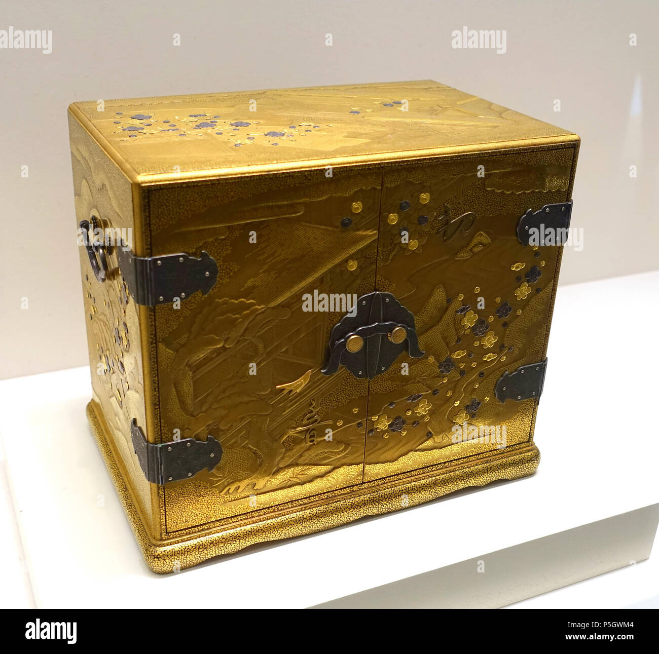 N/A. Anglais : Exposition dans le Dallas Museum of Art, Dallas, Texas, USA. 7 mai 2017, 17:22:38. Daderot 337 commode (kodansu), Japon, période Meiji, 1868-1912 AD, bronze et d'or sur bois laque, argent mounts - Dallas Museum of Art - DSC03107 Banque D'Images