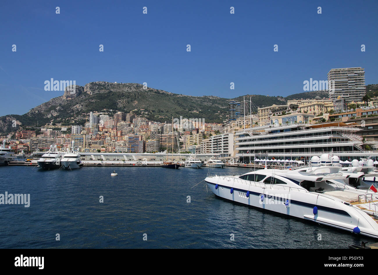 Vue sur la Condamine ward et le Port Hercule à Monaco. Hercule port est le seul port en eau profonde à Monaco Banque D'Images