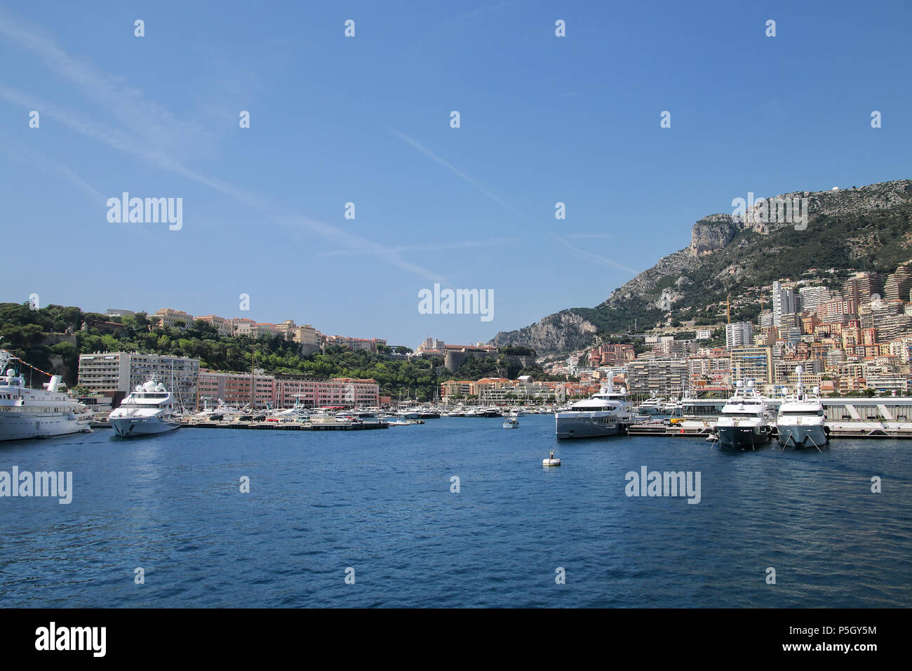 Vue sur la Condamine ward et le Port Hercule à Monaco. Hercule port est le seul port en eau profonde à Monaco Banque D'Images