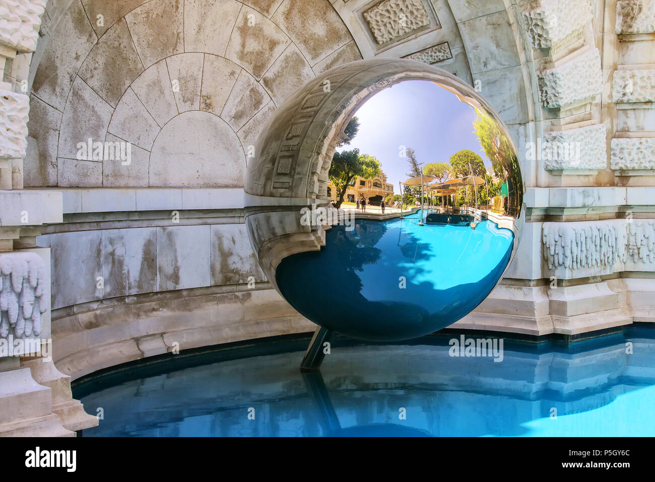 Sphère miroir et d'une piscine dans le jardin près de Casino de Monte Carlo, Monaco. Monaco est le deuxième plus petit pays au monde Banque D'Images