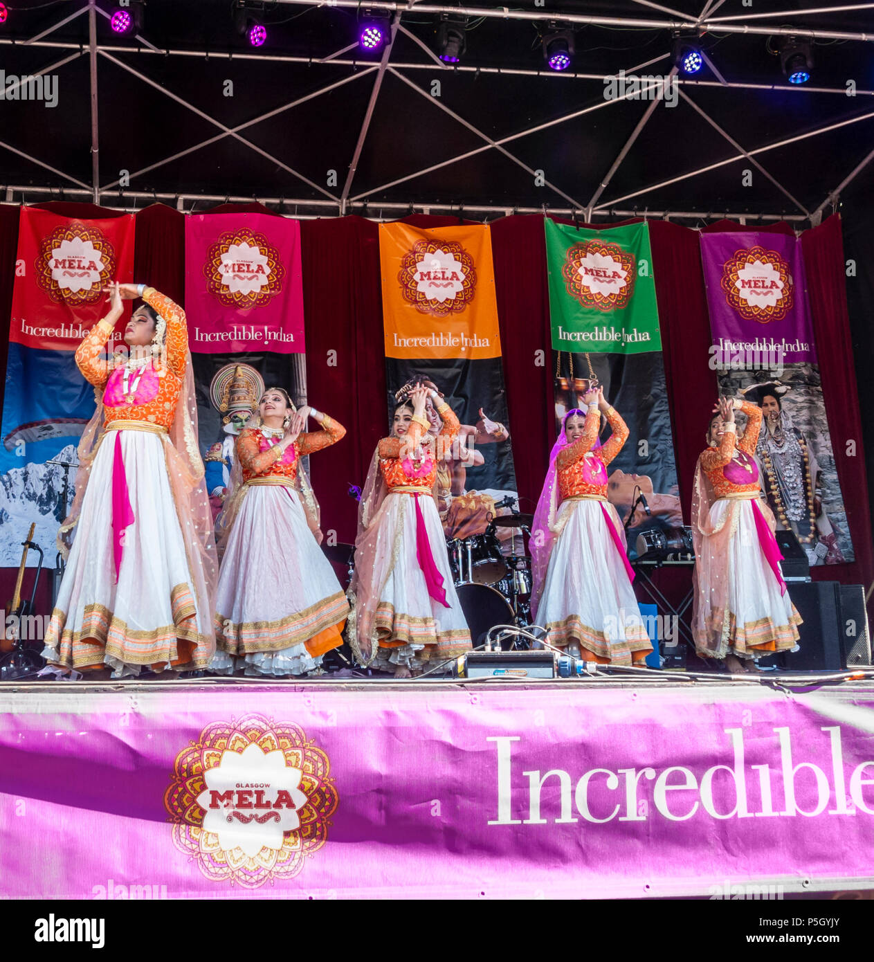 Un groupe de danseurs de la tradition Kathak, un performng Treenava, danse fusion commandé ; sur la scène lors de l'Inde incroyable Glasgow Mela, 2018 Banque D'Images