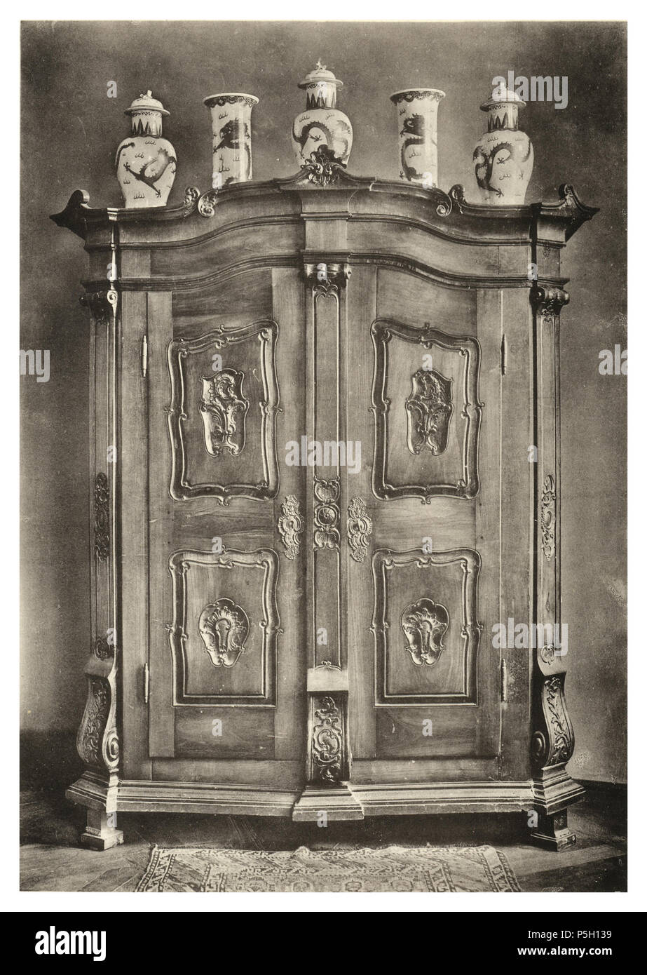 N/A. GARDEROBESCHRANK lichtem Nußholz eingelassen aus, Reich, geschnitzt. Aufbau und die Füße Rokoko, Zierformen klassizistisch. vers 1770. Scan et post-traitement par Hubertl Theresianism 10 062 Style - Interiors Banque D'Images