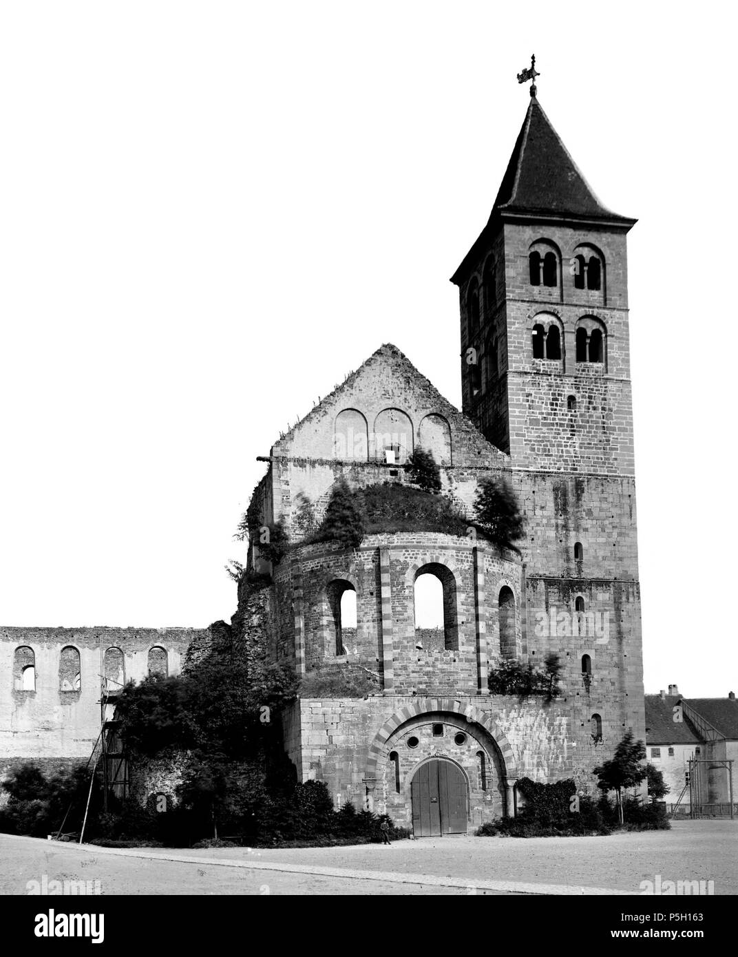 N/A. Anglais : Bad Hersfeld : ruines de l'ancien ministre (1038-1144), vision occidentale Deutsch : Bad Hersfeld : Ruinen der ehemaligen Klosterkirche (1038-1144), Ansicht von Westen . Anglais : entre 1869 et 1900 Deutsch : zwischen 1869 und 1900 . Ludwig Bickell (1838-1901) Noms alternatifs Ludwig Theodor Alexander Bickell, juriste allemand Description photographe et restaurateur monument Date de naissance/décès 13 Septembre 1838 20 octobre 1901 Lieu de naissance/décès Marburg Marburg période de travail d'environ 1867 jusqu'à 1901 lieu de travail Hesse contrôle d'autorité : Q1874222 VIAF:54893024 ISNI:0 Banque D'Images