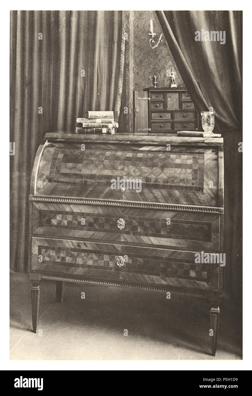 N/A. Anglais : intérieur Josephinism - marqueterie 24. L'Autriche ; c. 1780. Deutsch : BUREAU, Kirschholz furniert, poliert mit. Zylinder. Verschluß Leisten Geschnitzte zeigen klassizistische. Schuppenmuster Dans den Feldern der Flächen Schachbrettmuster mosaikartige hervorgerufen durch eine, des Zusammenfügung gestürzten^ diagonale gestellten Kirschholz fladers. Schlüsselschilder späterer aus Zeit . . Vers 1780. Scan et post-traitement par Hubertl Josepinism 11 080 Meubles de style Banque D'Images