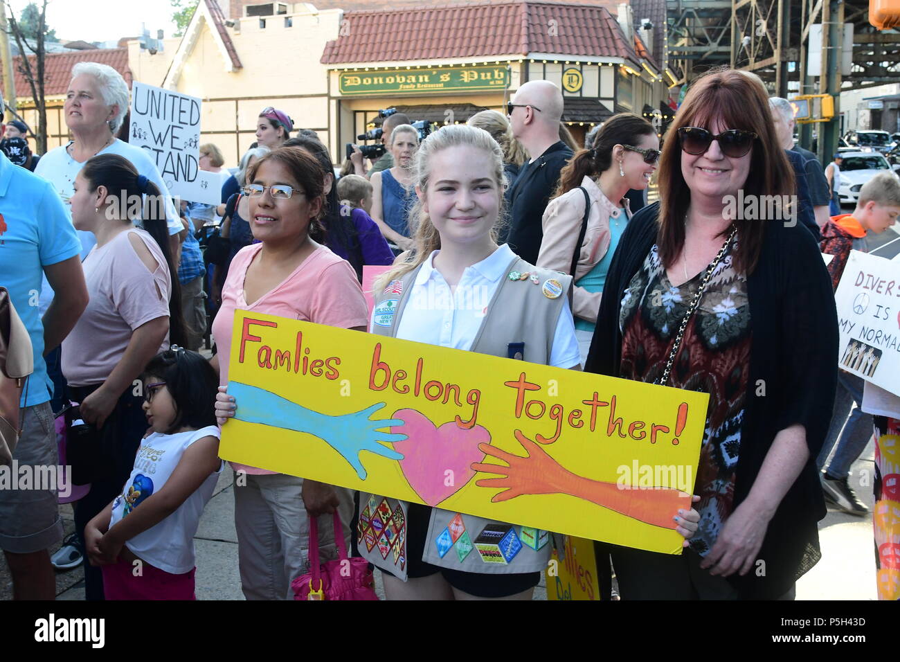 New York City, United States. 25 Juin, 2018. Plus de trois cents habitants Queens, militants, les leaders politiques et communautaires ont répondu à NY City Membre du Conseil pour le Queens Jimmy Van BramerÕs pour recueillir de l'appel à l'Église en SebastianÕs Lahap, Queens, de rassembler et de mars au nom des familles immigrantes qui ont été déchirées par les politiques de Washington concernant le traitement des immigrants illégaux. Credit : Andy Katz/Pacific Press/Alamy Live News Banque D'Images New York City, United States. 25 Juin, 2018. Plus de trois cents habitants Queens, militants, les leaders politiques et communautaires ont répondu à NY City Membre du Conseil pour le Queens Jimmy Van BramerÕs pour recueillir de l'appel à l'Église en SebastianÕs Lahap, Queens, de rassembler et de mars au nom des familles immigrantes qui ont été déchirées par les politiques de Washington concernant le traitement des immigrants illégaux. Credit : Andy Katz/Pacific Press/Alamy Live News Banque D'Images