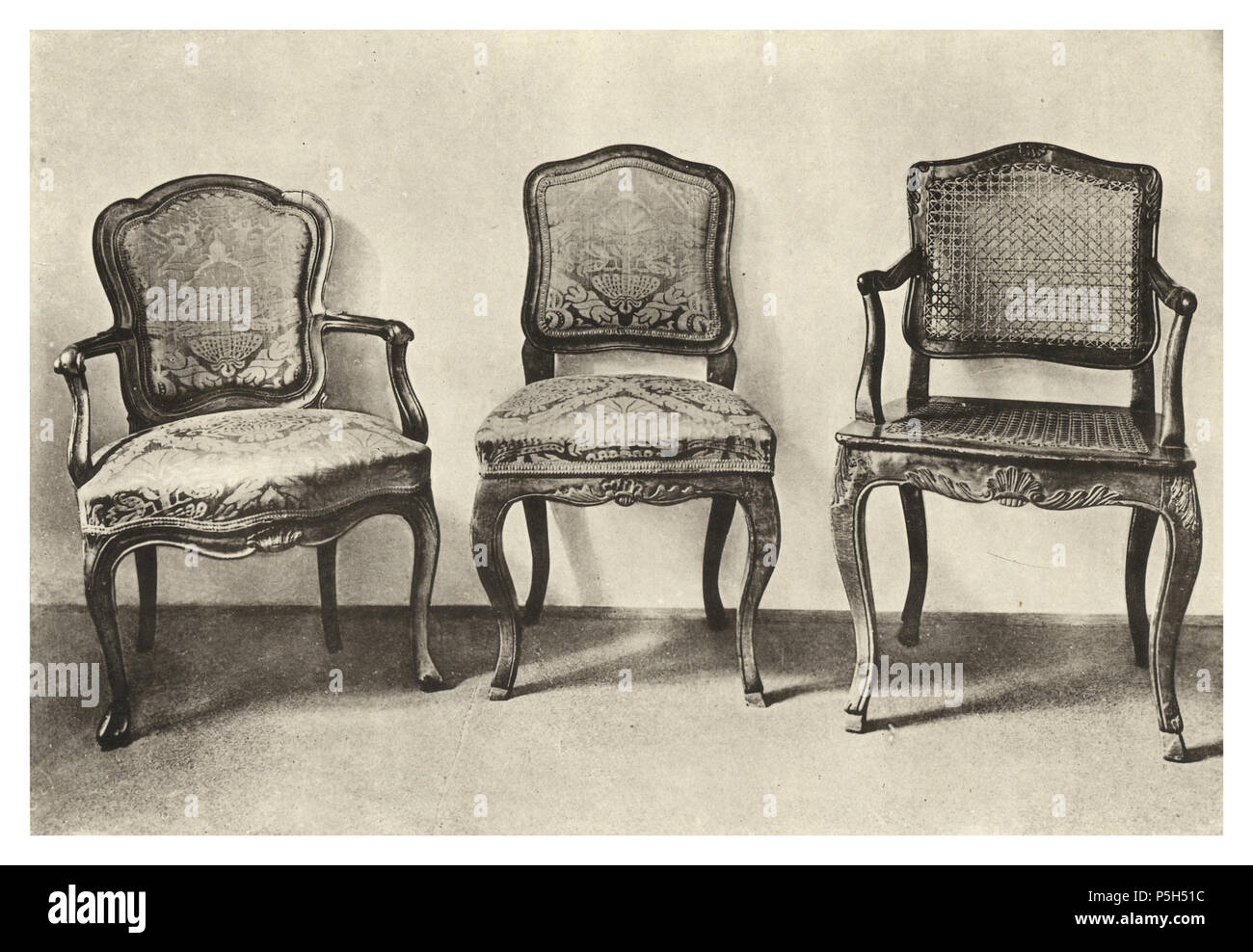 N/A. SITZMÖBEL, Nußholz geschnitzt. Strohgeflecht Bezüge und neu. vers 1750. Scan et post-traitement par Hubertl Theresianism 8025 - intérieurs de style Banque D'Images