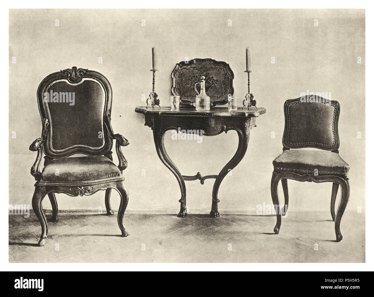 N/A. KONSOLTISCHCHEN, geschnitzt Nussholz, Umriss geschweift Stützen der Platte, geschwungen. Höhe Breite 80, 95, 52 Tiefe. LEHNSTUHL, Nussholz geschnitzt, Bezug späterer aus Zeit. Wahrscheinlich nicht Wiener, sondern süddeutsche Arbeit. Höhe der Rückenlehne 112 Breite, 53, Tiefe 45. STUHL, Nussholz geschnitzt. Bezug späterer aus Zeit. ehem. Besitzer : Wien-Pötzleinsdorf Scanprojekt Konrad Mautner, Bundesdenkmalamt Österreich ce scan ou ce fichier PDF a été créé au sein de l'Autrichien -project Denkmalpflege Österreich (en allemand seulement) appuyé par l'Allemagne et l'Autriche dans le cadre de la communauté-p Banque D'Images