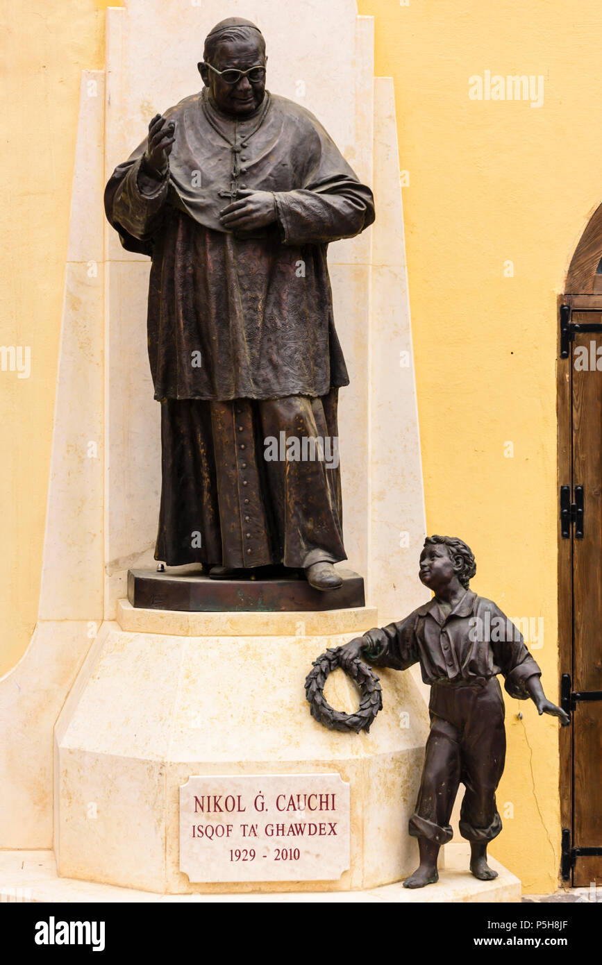 Statue à la mémoire de Joseph Niokol Cauchi, évêque catholique de Gozo (02/03/1929 - 15/11/2010). Gasri, Gozo, Malte Banque D'Images Statue à la mémoire de Joseph Niokol Cauchi, évêque catholique de Gozo (02/03/1929 - 15/11/2010). Gasri, Gozo, Malte Banque D'Images