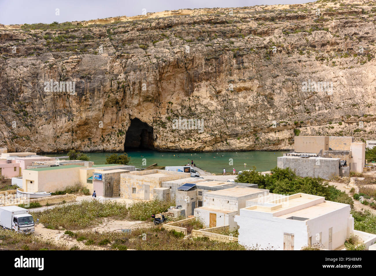 La mer intérieure, Dwerja, Gozo, Malte. La grotte se joint à la mer Méditerranée de l'autre côté de la falaise. Banque D'Images