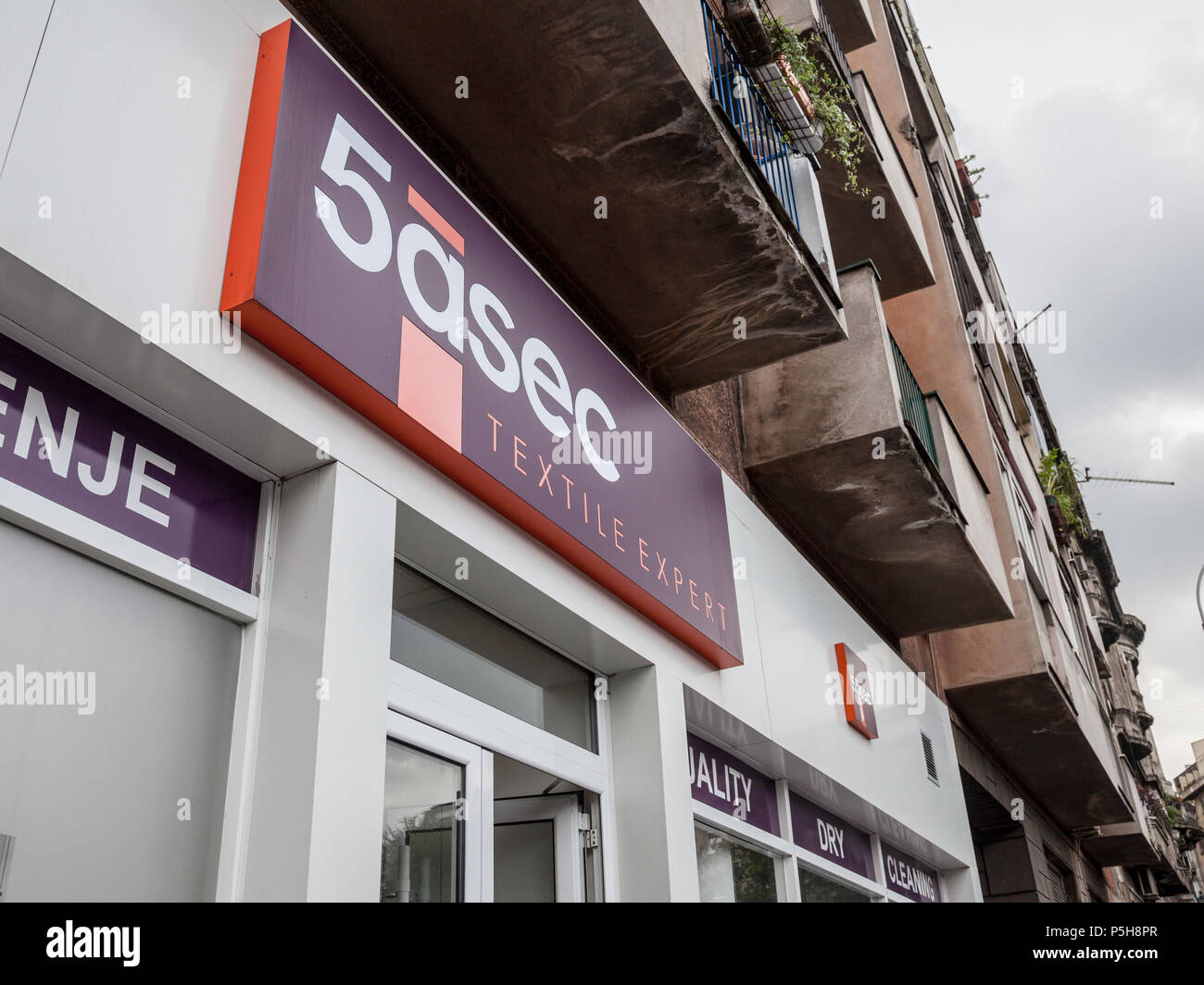 BELGRADE, SERBIE - 14 juin 2018 : Logo de la main 5asec shop à Belgrade. 5asec est un réseau de franchise spécialisé dans le nettoyeur à sec Nettoyage et fer à repasser Banque D'Images