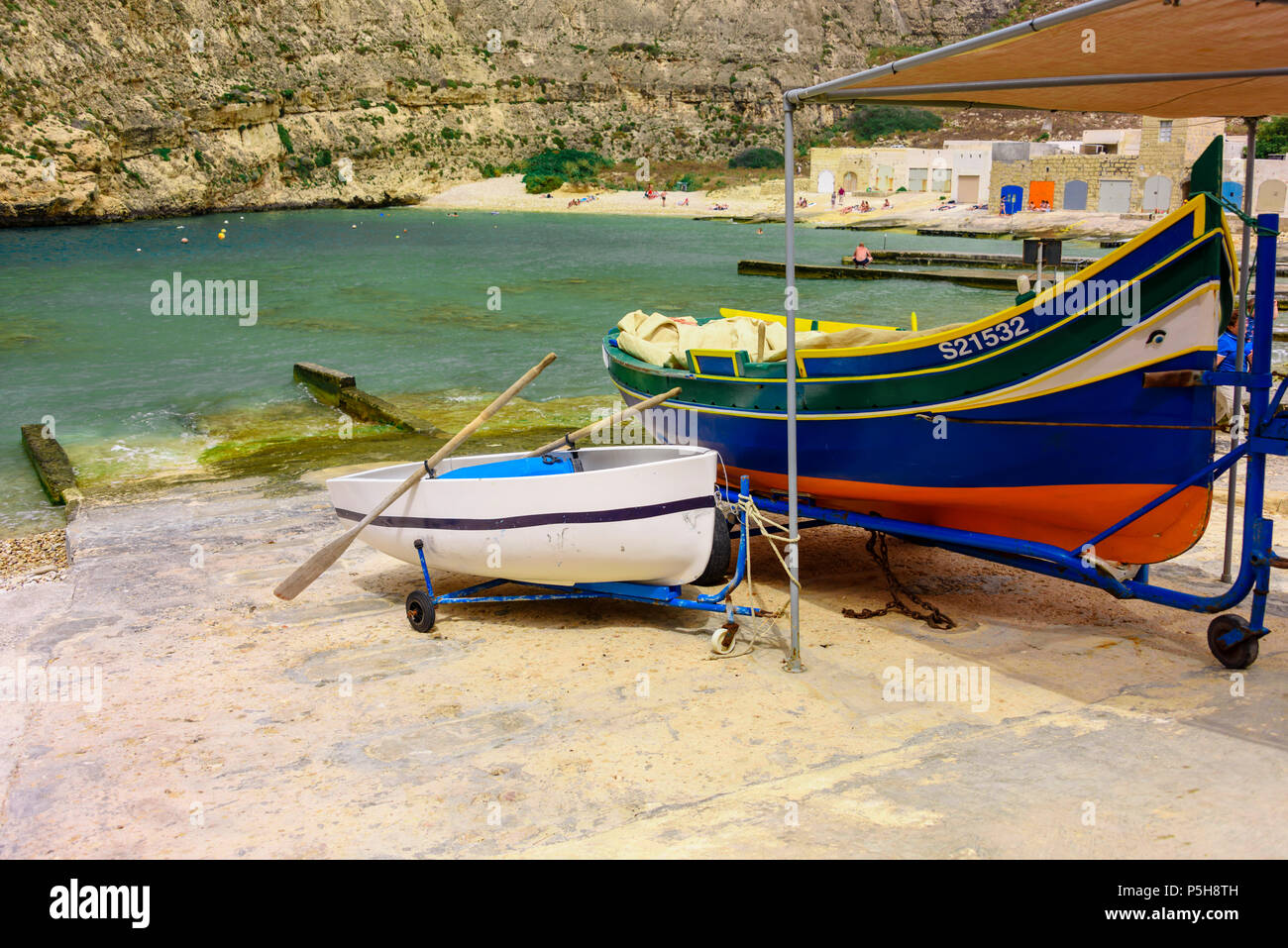 Un bateau de clinker traditionnelle maltaise à Dwerja, la mer intérieure, Gozo, Malte Banque D'Images