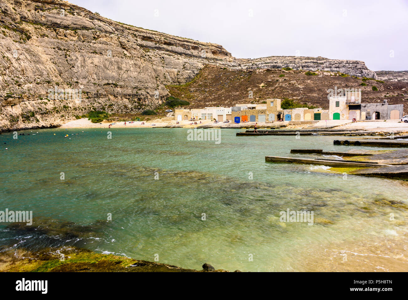 Bateau colorés des maisons à Dwerja, la mer intérieure, Gozo, Malte. Banque D'Images