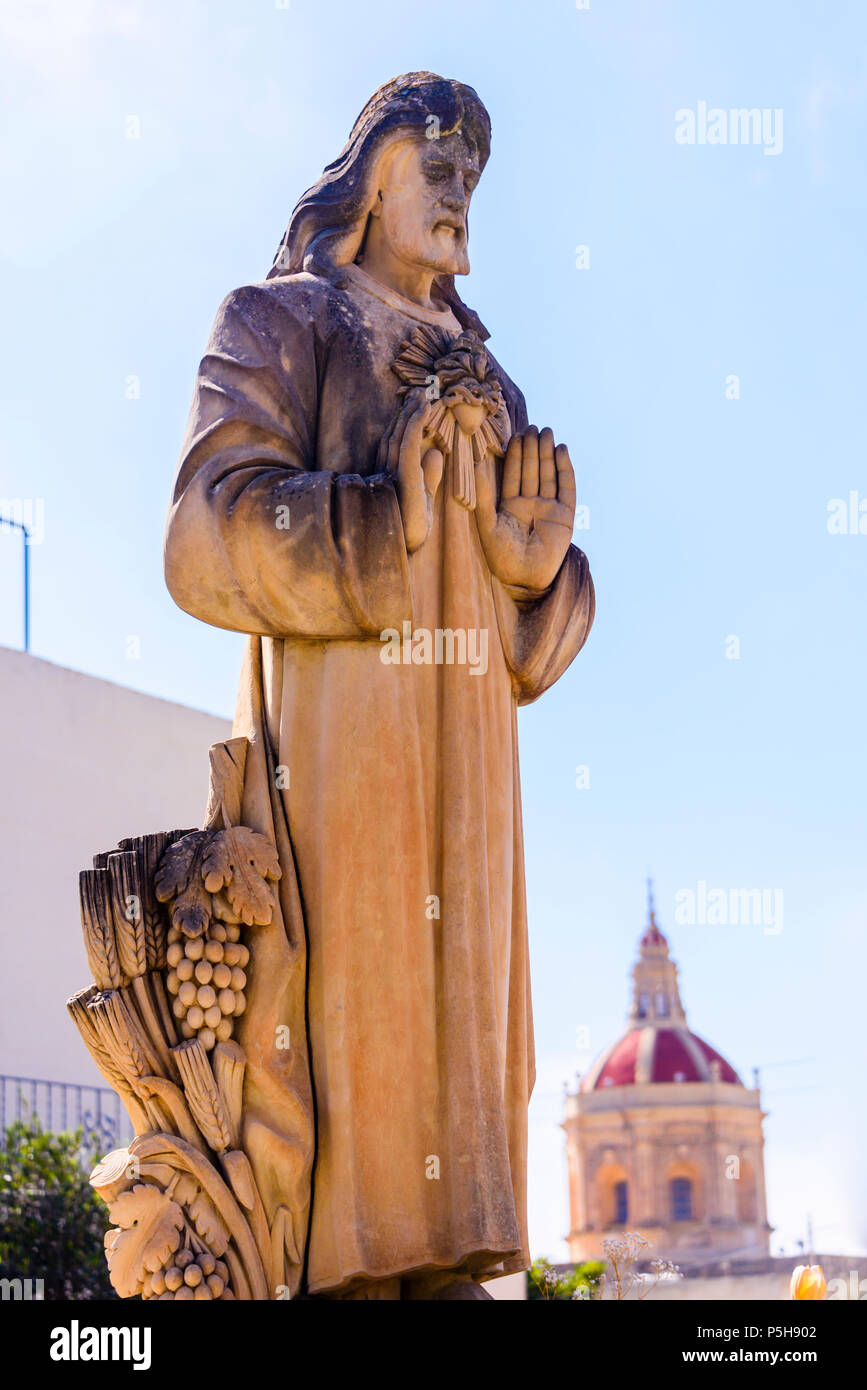Sculpture statue en pierre par Lawrence Attard en Xaghra, GOZO, Malte. Banque D'Images Sculpture statue en pierre par Lawrence Attard en Xaghra, GOZO, Malte. Banque D'Images