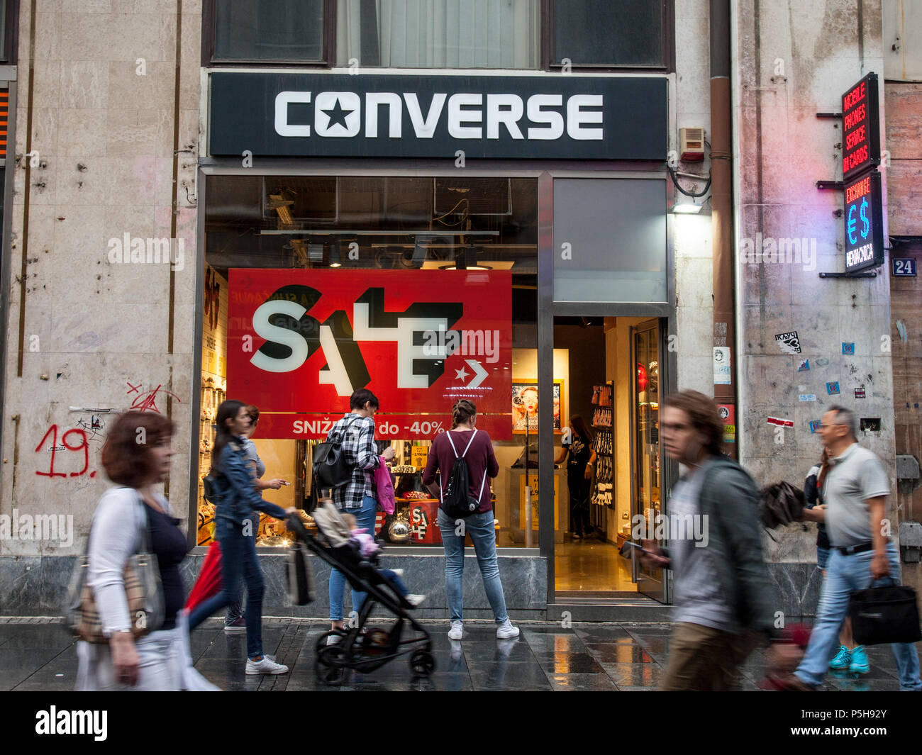 BELGRADE, SERBIE - 14 juin 2018 : Logo de la main Converse store à Belgrade. Converse chaussures est une entreprise de mode et photo d'une conver Banque D'Images