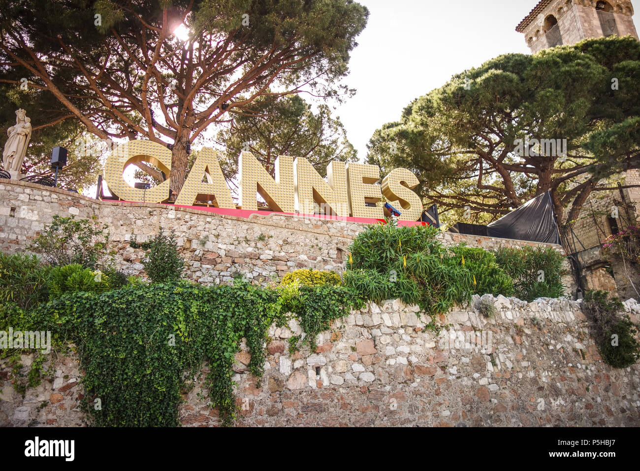 Le célèbre signe de Cannes écrit en ampoules dans les hauteurs du Suquet. Banque D'Images