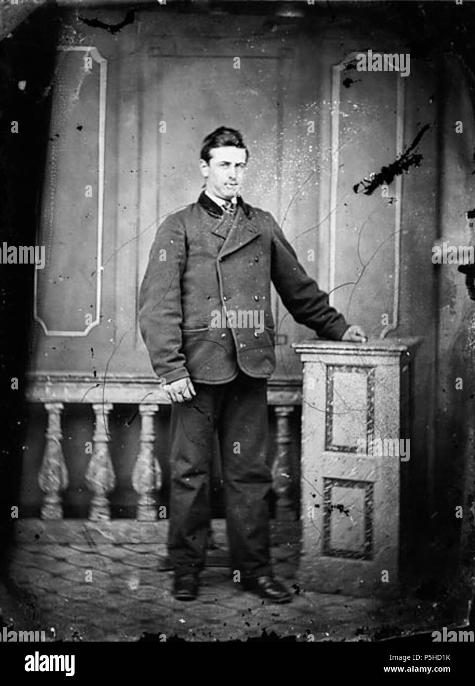 [Un homme] [GRAPHIC].. 1 : négatif, verre au collodion humide, n&b ; 10,5 x 8 cm. vers 1875. Thomas, John, 45 Un homme debout ANL3364786 Banque D'Images