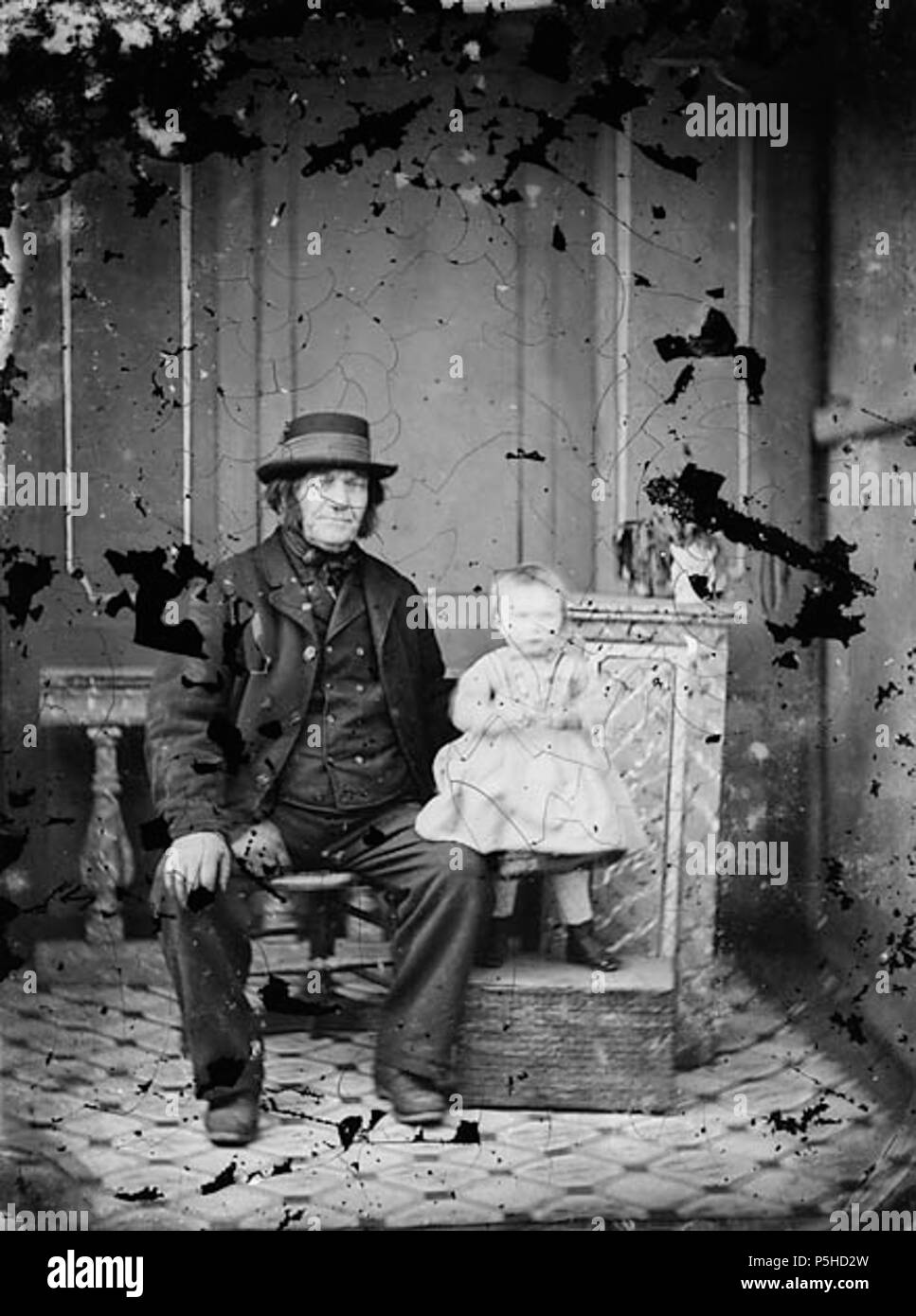 [Un homme avec un enfant] [GRAPHIC].. 1 : négatif, verre au collodion humide, n&b ; 11 x 8,5 cm. vers 1875. Thomas, John, 45 un homme avec un enfant ANL3364965 Banque D'Images