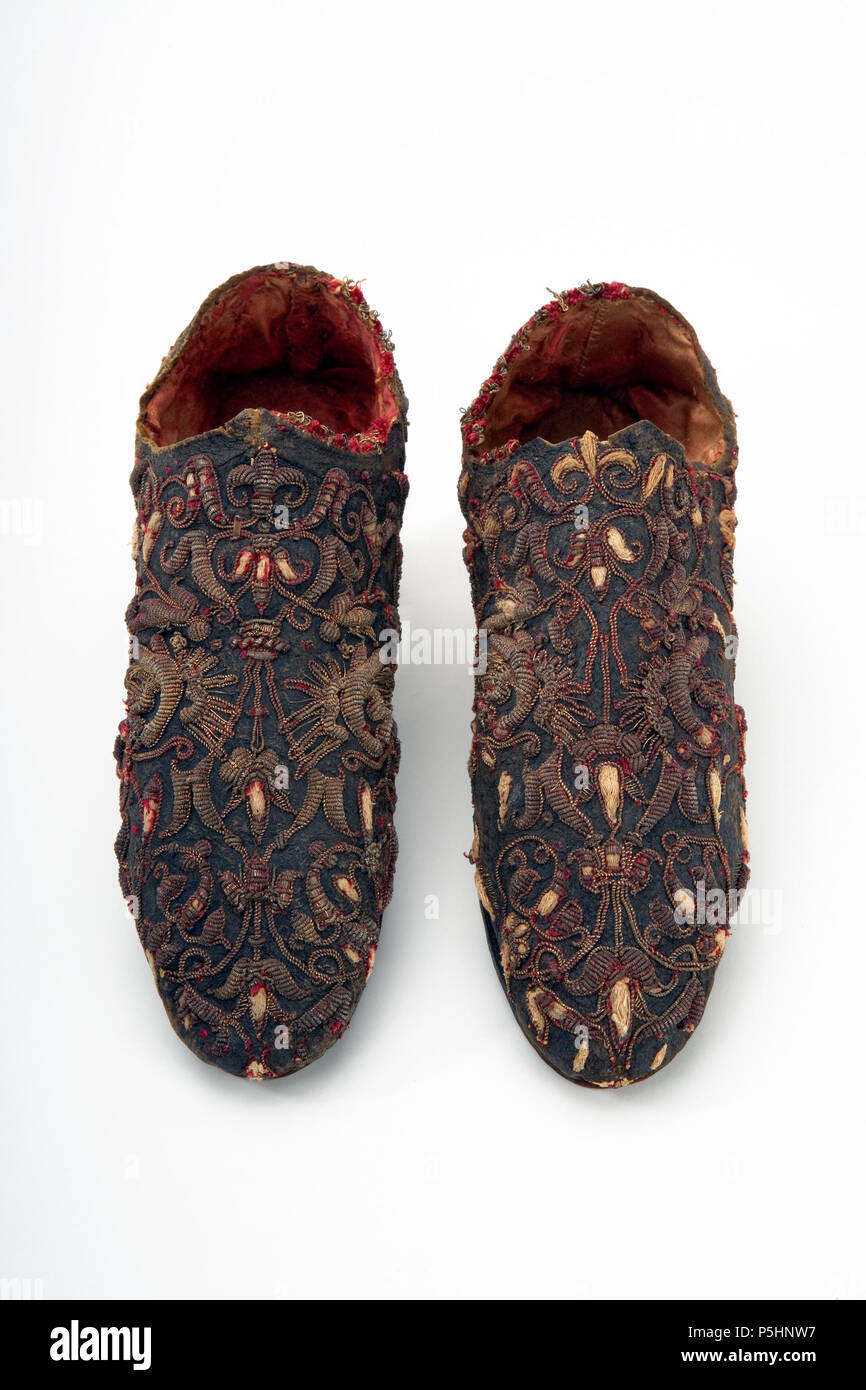 . Remarque : à des fins documentaires la description originale a été conservé. Corrections des faits et d'autres descriptions sont encouragés séparément de la description initiale. Enligt tradition tillskrivna Erik XIV, SKO 11964:1-2 Nyckelord : Tofflor, Broderade Föremålsbild, Skinn,. Toffel n . Personne illustrée : Erik XIV av Sverige Svenska : Två skor utan klack av svart skinn, rikligt broderade j med secours metall och silke. Symmetriska fantasiliknande slingerornament sydda, guldtråd guldlan troligen av, och guldkantiljer likaledes rött silke. Obetydligt sliten Sulan. Med Fodrade rött le siden. Enligt Banque D'Images