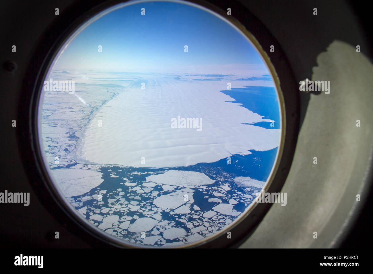 Vue aérienne de la glace de mer dans la mer de Ross à travers la fenêtre de l'avion Hercules Banque D'Images