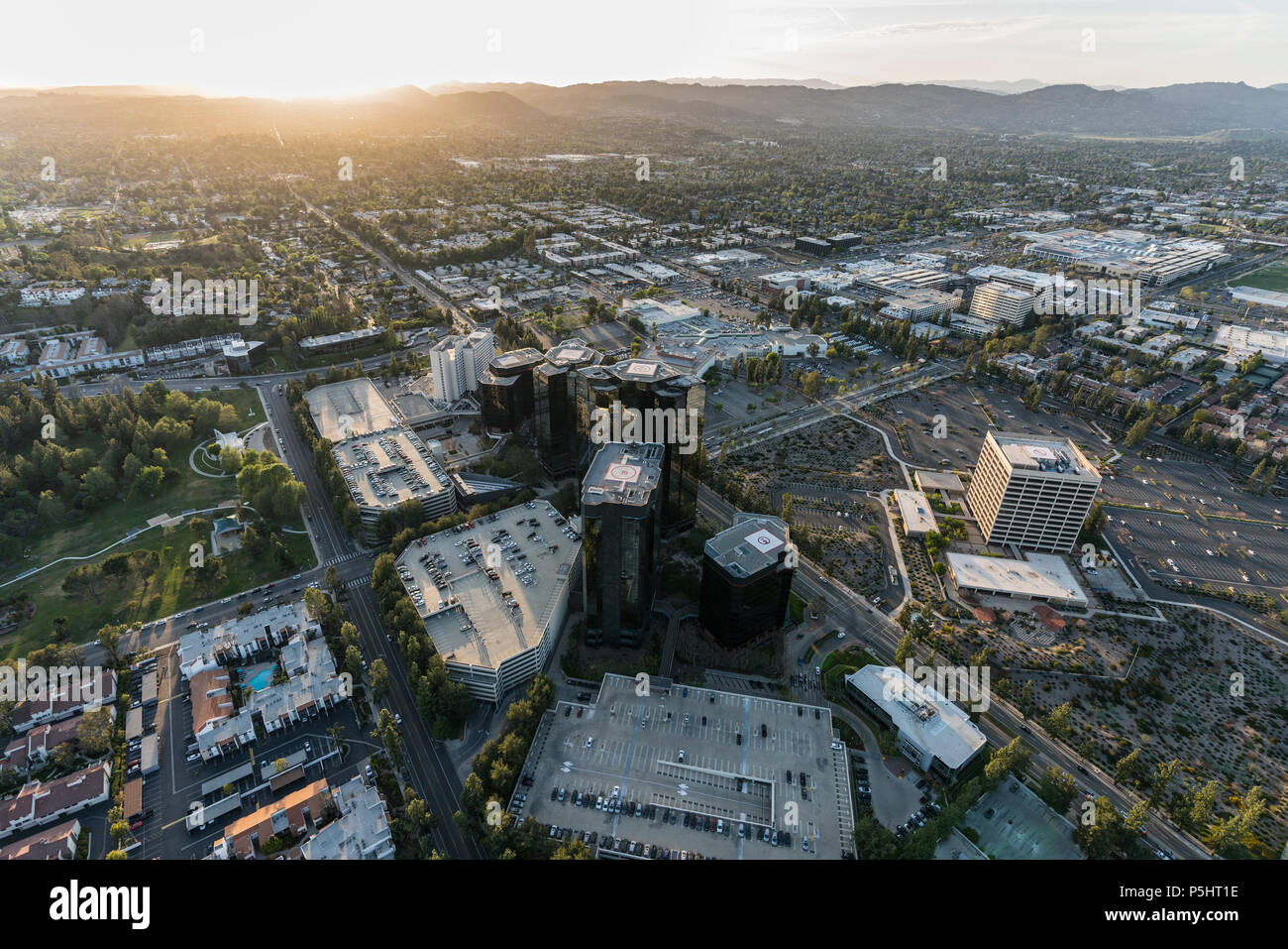 Coucher du soleil Vue aérienne de Warner Center dans la vallée de San Fernando de Los Angeles, Californie. Banque D'Images