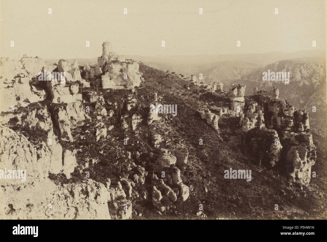 38 35. Montpellier le Vieux, la Citadelle, au fond, à droite, la corniche du Larzac sur la rive gauche de la Dourbie (James Jackson, 1888) Banque D'Images