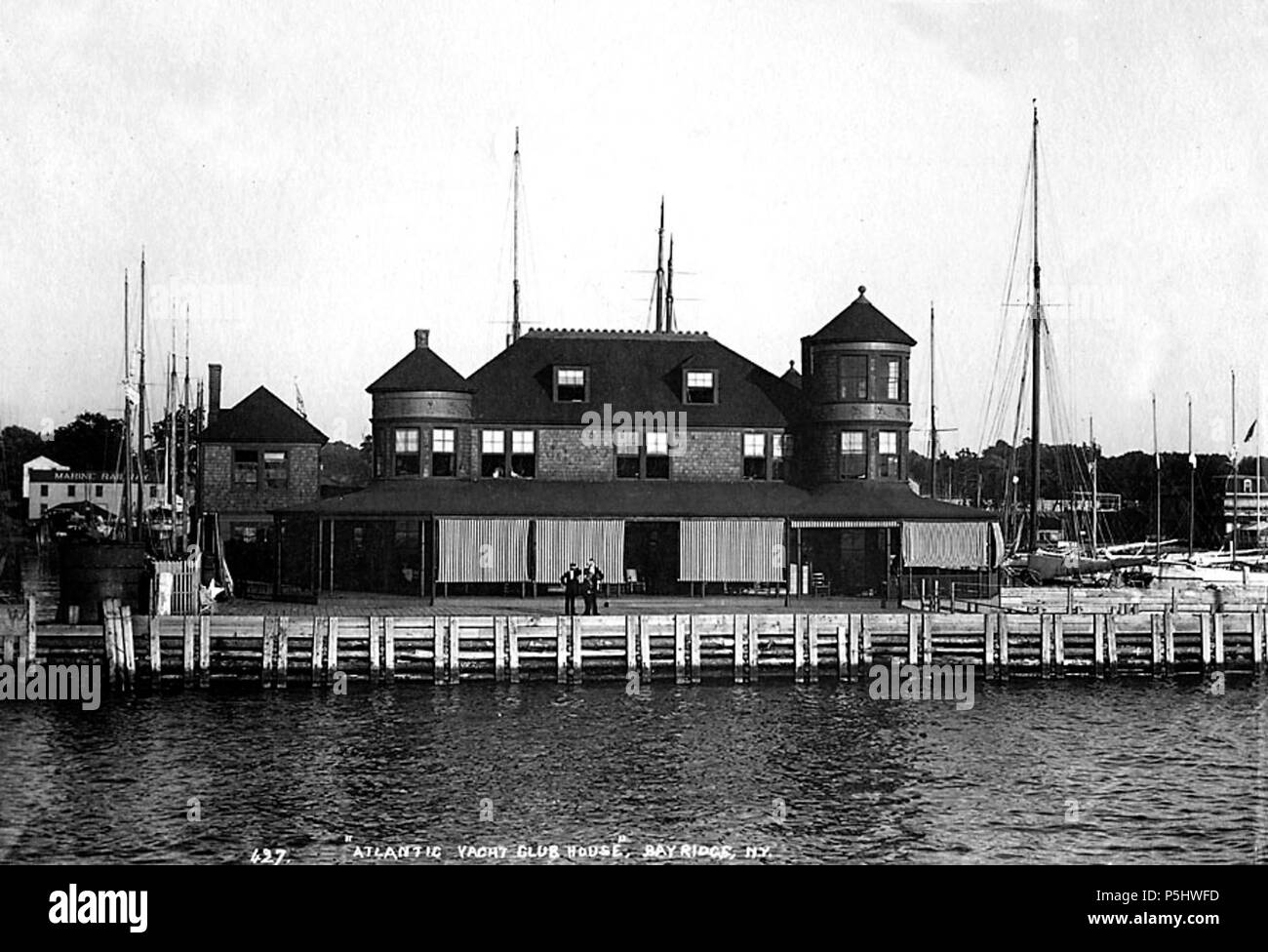 N/A. Anglais : Atlantic Yacht Club Bay Ridge Clubhouse, tel qu'il apparaissait au début des années 1890 . vers 1890. John S. Johnston (1839-1899) Noms alternatifs J. S. Johnston Description photographe britannique et du paysage marin, photographe photographié de nombreux yachts Date de naissance/décès vers 1839 17 décembre 1899 Lieu de naissance/décès Grande-bretagne Niagara Falls 1880 période de travail des années 1890 lieu de travail New York contrôle d'autorité : Q4020382 39427-Atlantique YC Clubhouse Bay Ridge Banque D'Images
