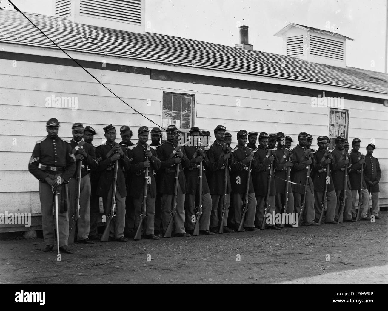 N/A. Anglais : les hommes de cette photo sont à partir de la Compagnie E, 4ème d'infanterie de couleur aux États-Unis. La leur a été l'un des détachements de la garde de la capitale du pays pendant la guerre civile américaine de 1864. environ. À partir de la collection de la Bibliothèque du Congrès des États-Unis 40 4e d'infanterie de couleur Banque D'Images