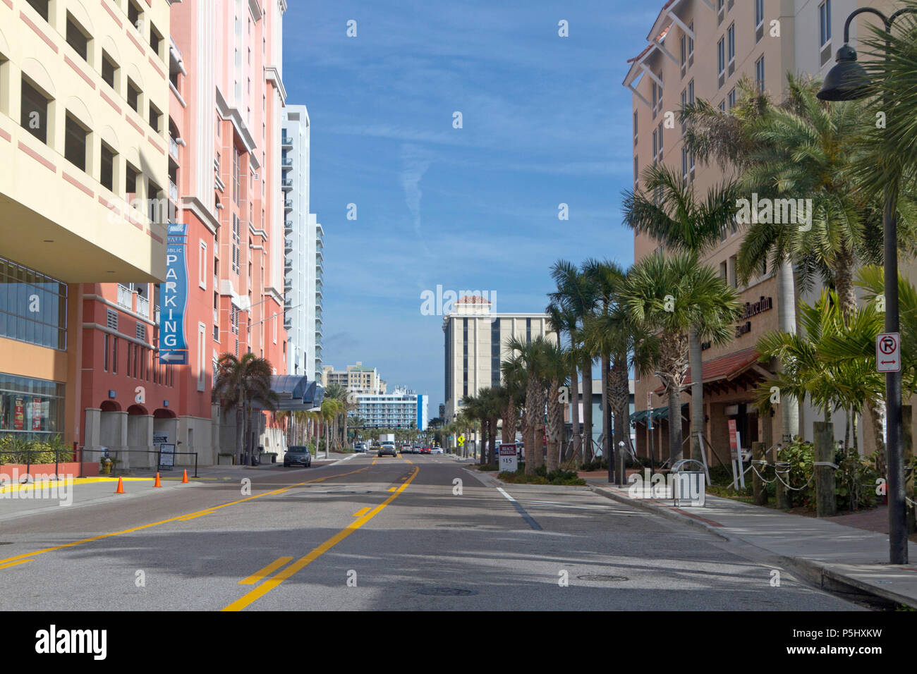 CLEARWATER, Floride, USA - 7 février 2018 : ombragé, calme, coloré, palm tree lined street dans le centre-ville de Clearwater, en Floride, dans le sud des Etats-Unis, un pop Banque D'Images