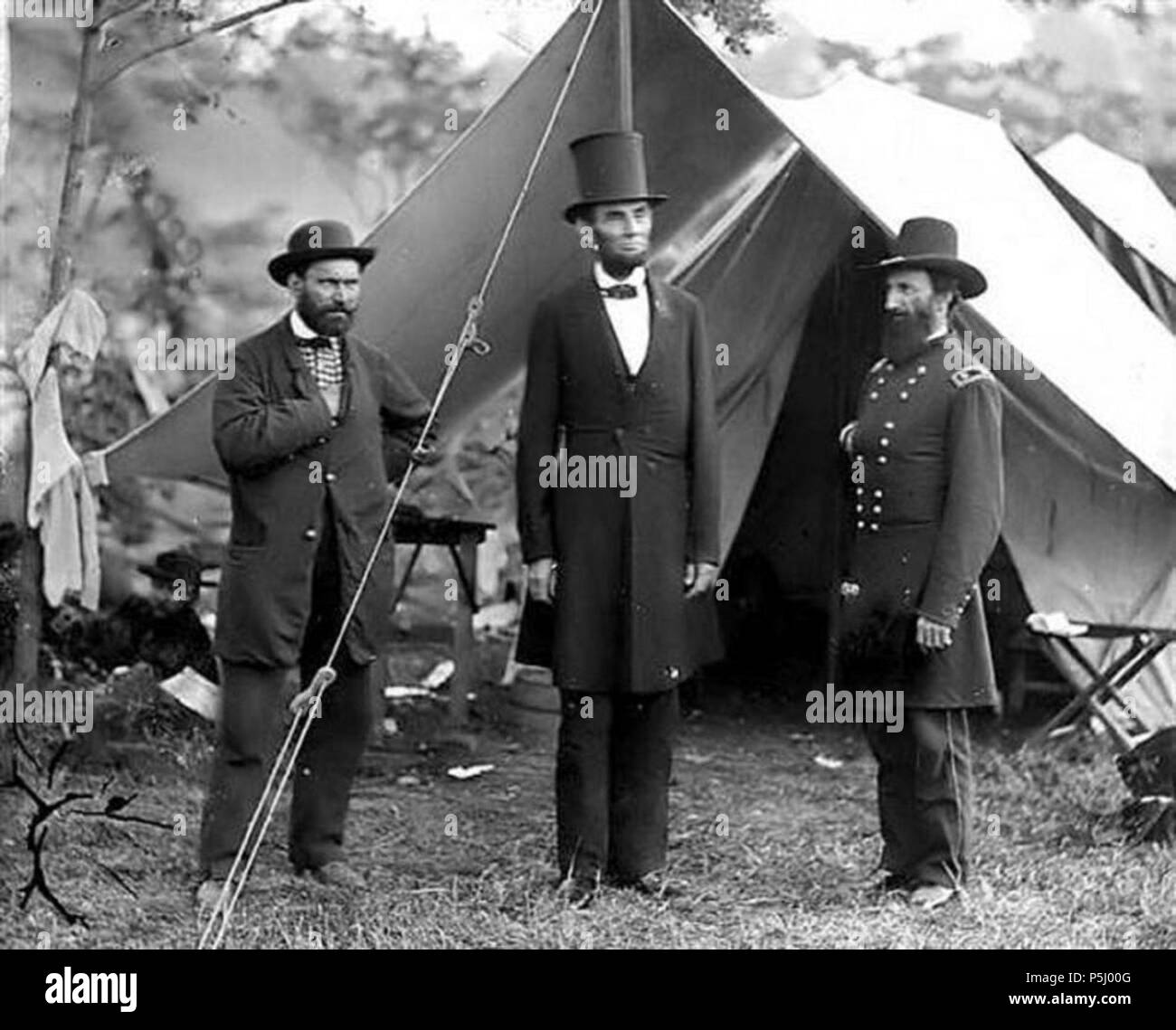 N/A. Anglais : Abraham Lincoln (centre) en face de la tente flanquée de deux autres hommes Allan Pinkerton, le président Abraham Lincoln, et le général John Alexander McClernand. Pinkerton est le chef de l'Union européenne les services de renseignement à l'époque. Il a également, semble-t-il, ont déjoué une tentative d'assassinat contre Lincoln. Son travail en temps de guerre a été essentielle dans le développement de l'agence Pinkerton, qu'il a ensuite utilisé pour le pionnier de l'industrie américaine détective privé lorsqu'il a créé l'agence Pinkerton détective national. Photographie par Alexander Gardner, 3 octobre 1863. 3 octobre 1863. Alexander Gardner (1821-1882) Alterna Banque D'Images