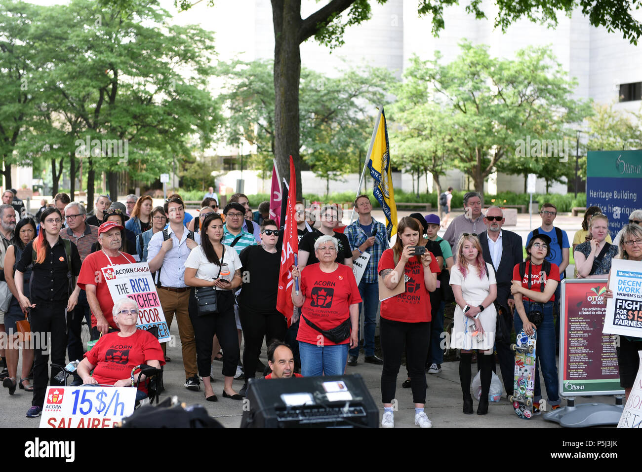 Ottawa, Canada - juin, 26, 2018 : une foule de personnes d'écouter le président de l'Avis sur Ford rallye à la Monument des droits de la personne. Doug Ford a récemment été élu Premier Ministre de l'Ontario et 9 groupes d'intérêt se sont réunis ensemble pour le prévenir qu'ils ne reste pas silencieux sur certaines politiques dans sa plate-forme électorale Crédit : Paul McKinnon/Alamy Live News Banque D'Images