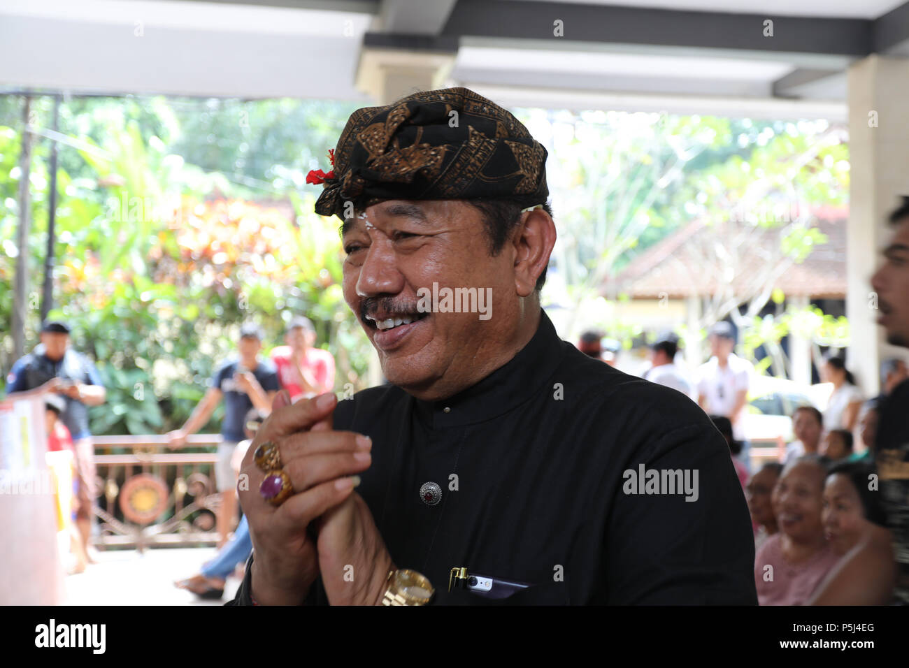 Bali, Indonésie. 27 Juin, 2018. Tjokorda Oka Artha Adhana Sukawaiti, un candidat en lice pour le poste de gouverneur de Bali, rend visite à un bureau de scrutin à Ubud, Bali lors des élections régionales le 27 juin 2018. Credit : Dominic Dudley/Alamy Live News Banque D'Images