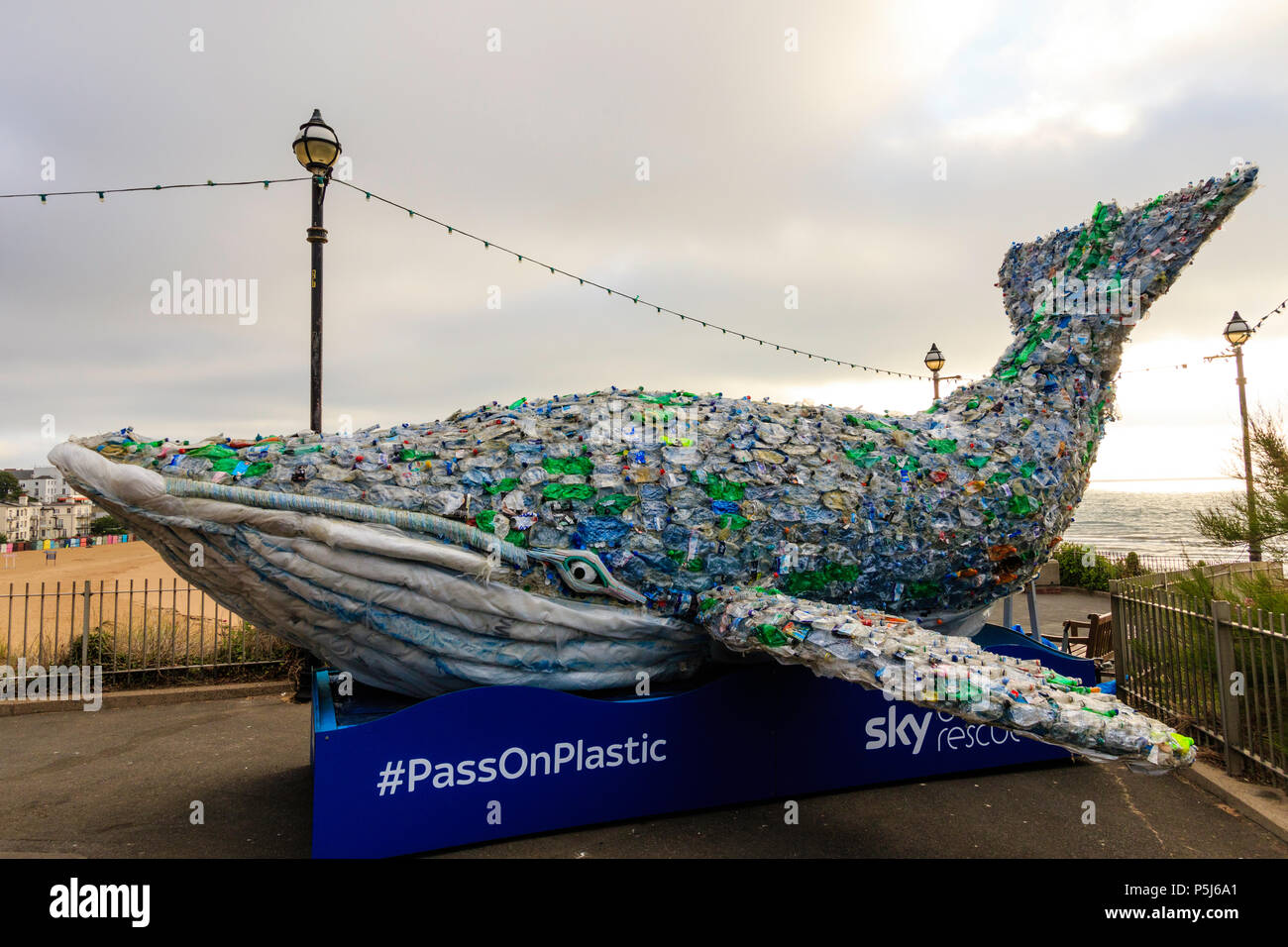 La campagne de sauvetage Ocean Sky, 'transmettre' plastique baleine sur Broadstairs front de mer. Fait entièrement de plastique faisant la mer, il est utilisé pour promouvoir la prise de conscience de la pollution plastique. Banque D'Images