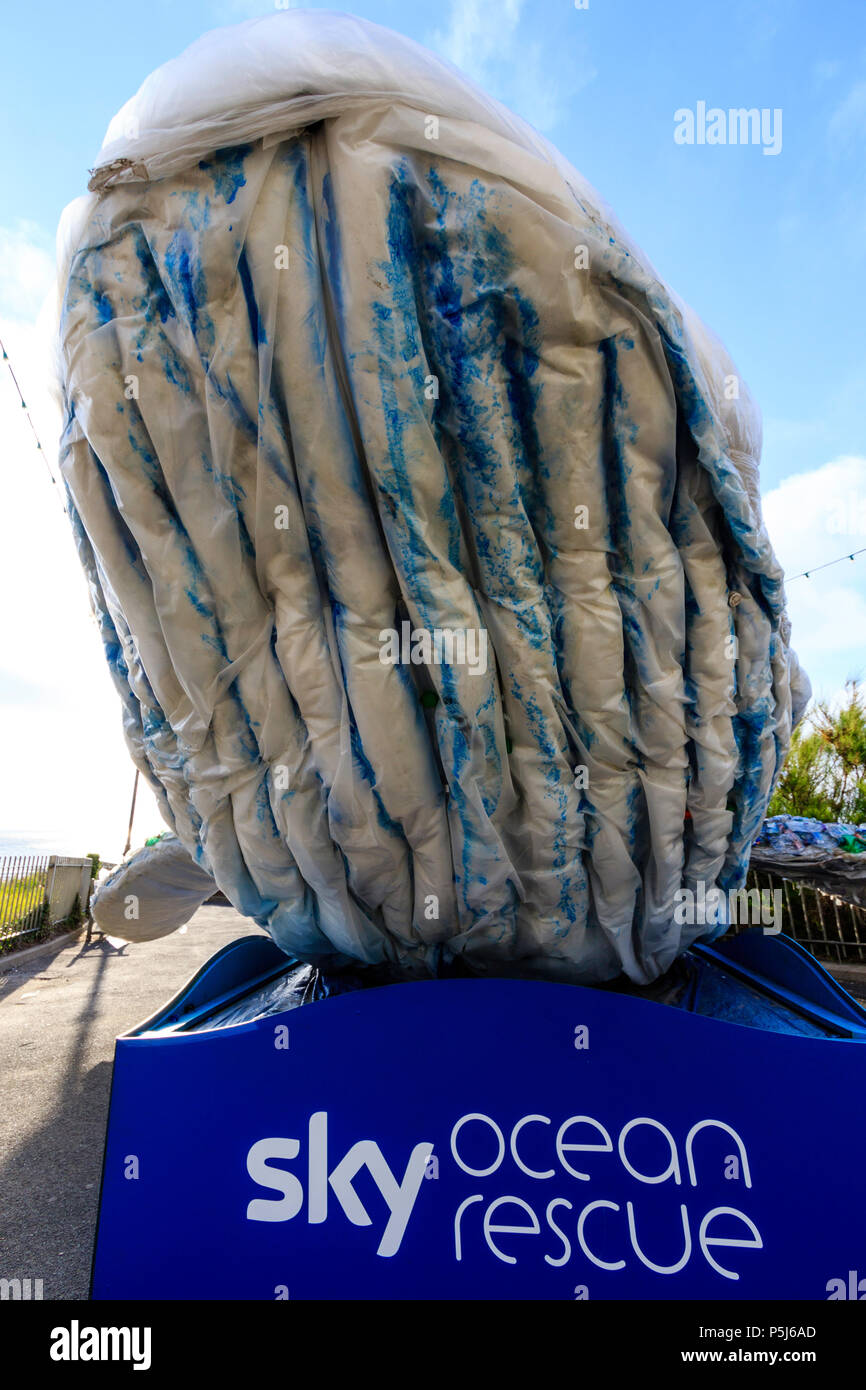 La campagne de sauvetage Ocean Sky, 'transmettre' plastique baleine sur Broadstairs front de mer. Fait entièrement de plastique faisant la mer, il est utilisé pour promouvoir la prise de conscience de la pollution plastique. Banque D'Images