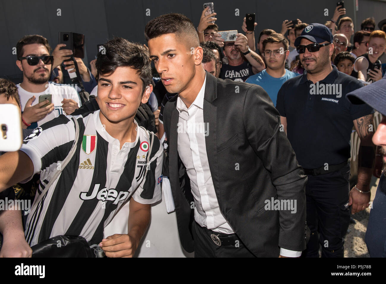 Turin, Piémont, Italie. 27 Juin, 2018. Turin, Italy-June 17, 2018 : footballeur portugais Joao Cancelo arrive pour des visites médicales à J Medical à Turin Crédit : Stefano Guidi/ZUMA/Alamy Fil Live News Banque D'Images