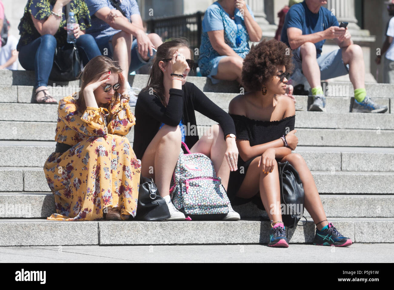 London UK. 27 juin 2018. Les gens se dorer sous le soleil d'été à Trafalgar Square sur une autre journée chaude à Londres comme le mini vague continue, et il est prévu pour durer toute la semaines avec tempartures en haute vingt degrés Celsius : Crédit amer ghazzal/Alamy Live News Banque D'Images