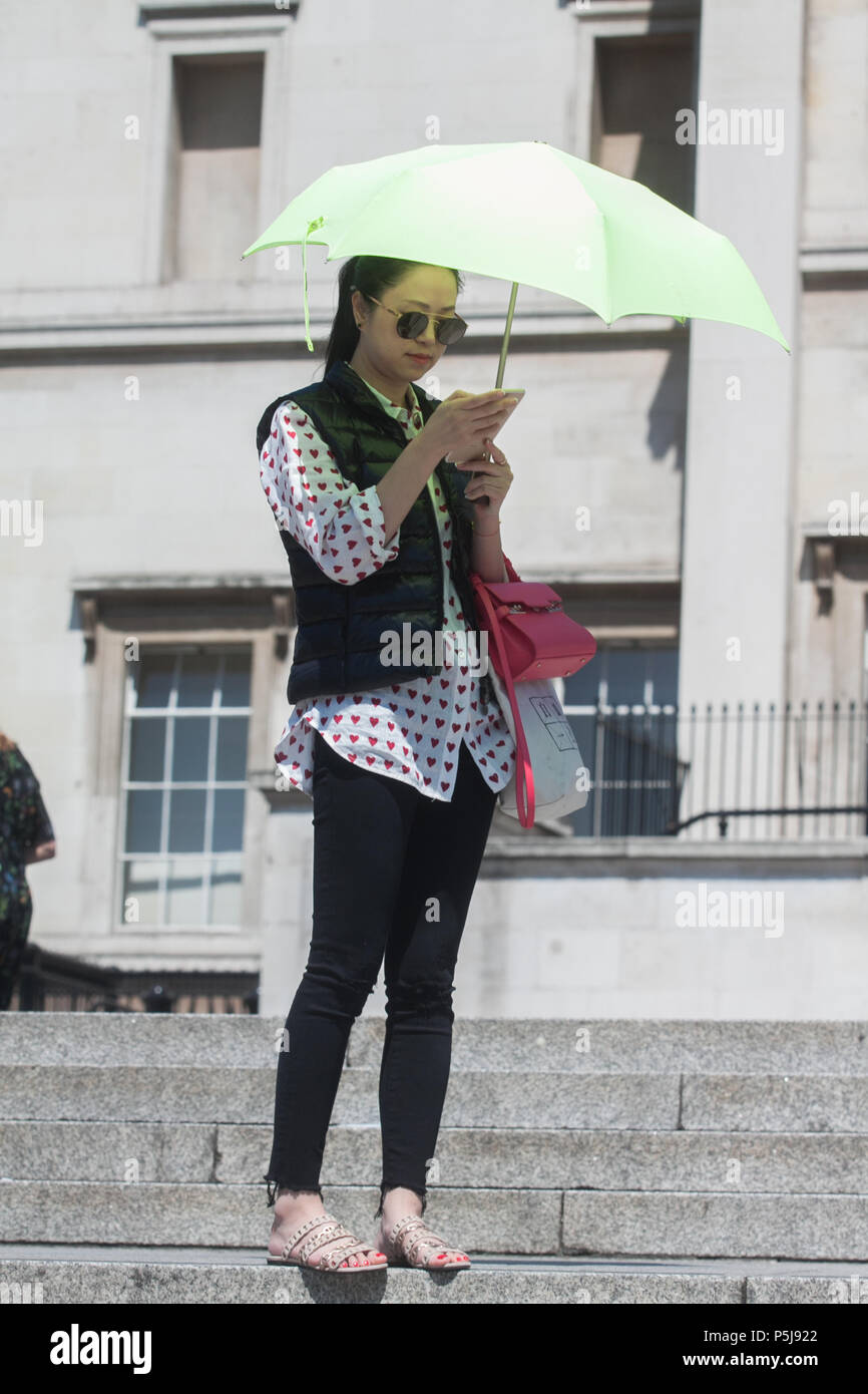 London UK. 27 juin 2018. Les gens se dorer sous le soleil d'été à Trafalgar Square sur une autre journée chaude à Londres comme le mini vague continue, et il est prévu pour durer toute la semaines avec tempartures en haute vingt degrés Celsius : Crédit amer ghazzal/Alamy Live News Banque D'Images