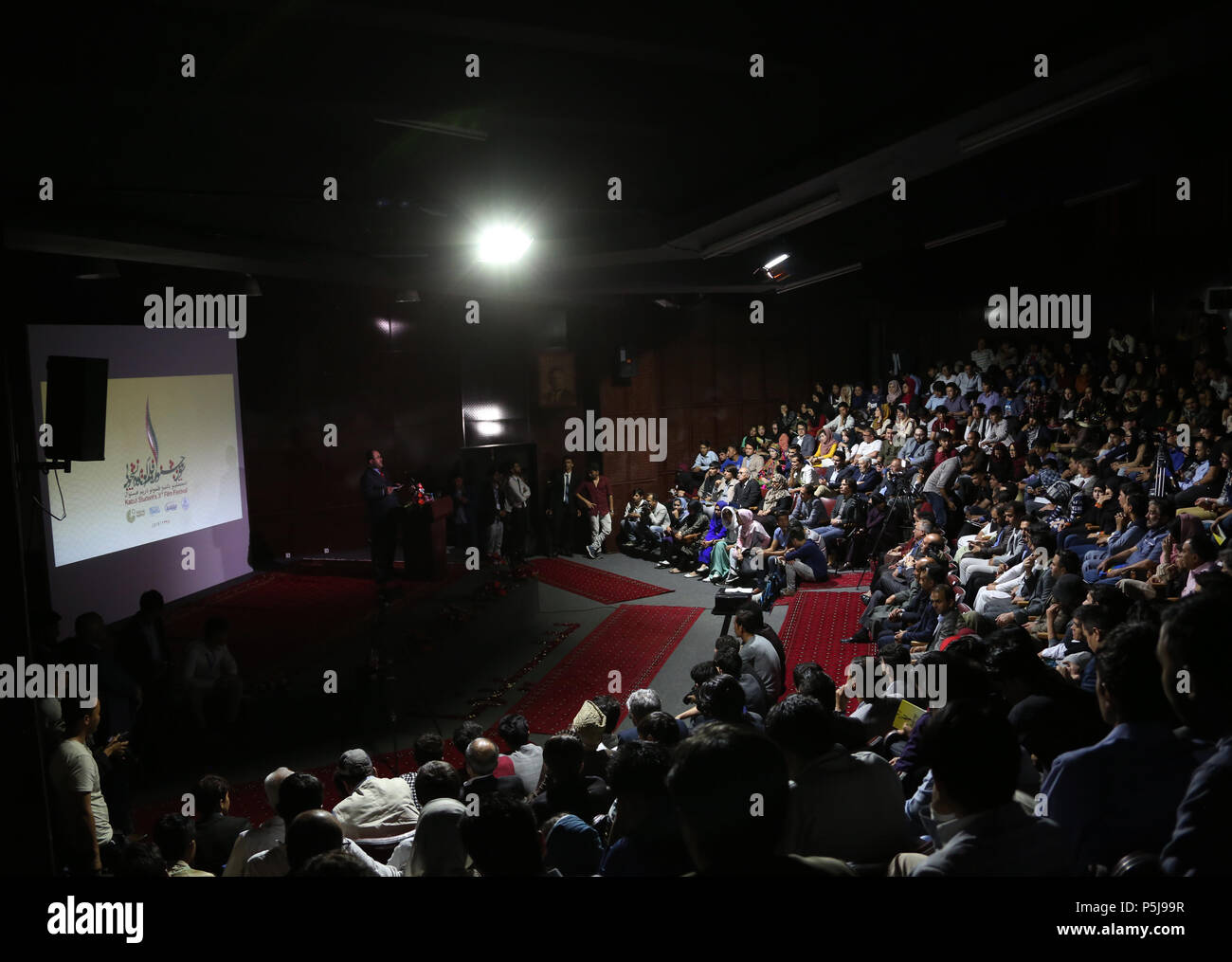 Kaboul, Afghanistan. 26 Juin, 2018. Des étudiants afghans assister à l'ouverture de la troisième série de Festival du film étudiant de Kaboul à Kaboul, capitale de l'Afghanistan, le 26 juin 2018. Les deux jours de festival du film, au cours de laquelle 18 courts métrages seront présentés, le coup d'ici mardi. Credit : Rahmat Alizadah/Xinhua/Alamy Live News Banque D'Images