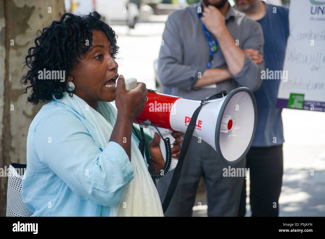 Brixton, Londres, Royaume-Uni. 27 Jun, 2018. Membre de l'Union européenne traite de l'assemblés Hassina Malik les travailleurs. Hôtel de ville de Lambeth, London UK Brixton. Les travailleurs des minorités ethniques noirs accusent les chefs de Lambeth de ne pas agir de façon équitable en ce qu'il existe un traitement des travailleurs BME. Un déjeuner a été demandé par le syndicat UNISON, que la gestion n'ont pas répondu aux plaintes ou agi sur instructions des relations raciales, qui est de 50 ans cette année,l'unisson appelle les gouvernements actuels et futurs de renouveler l'engagement de la race l'égalité au travail et dans la société en général. Crédit : Philip Robins/Alamy Live News Banque D'Images