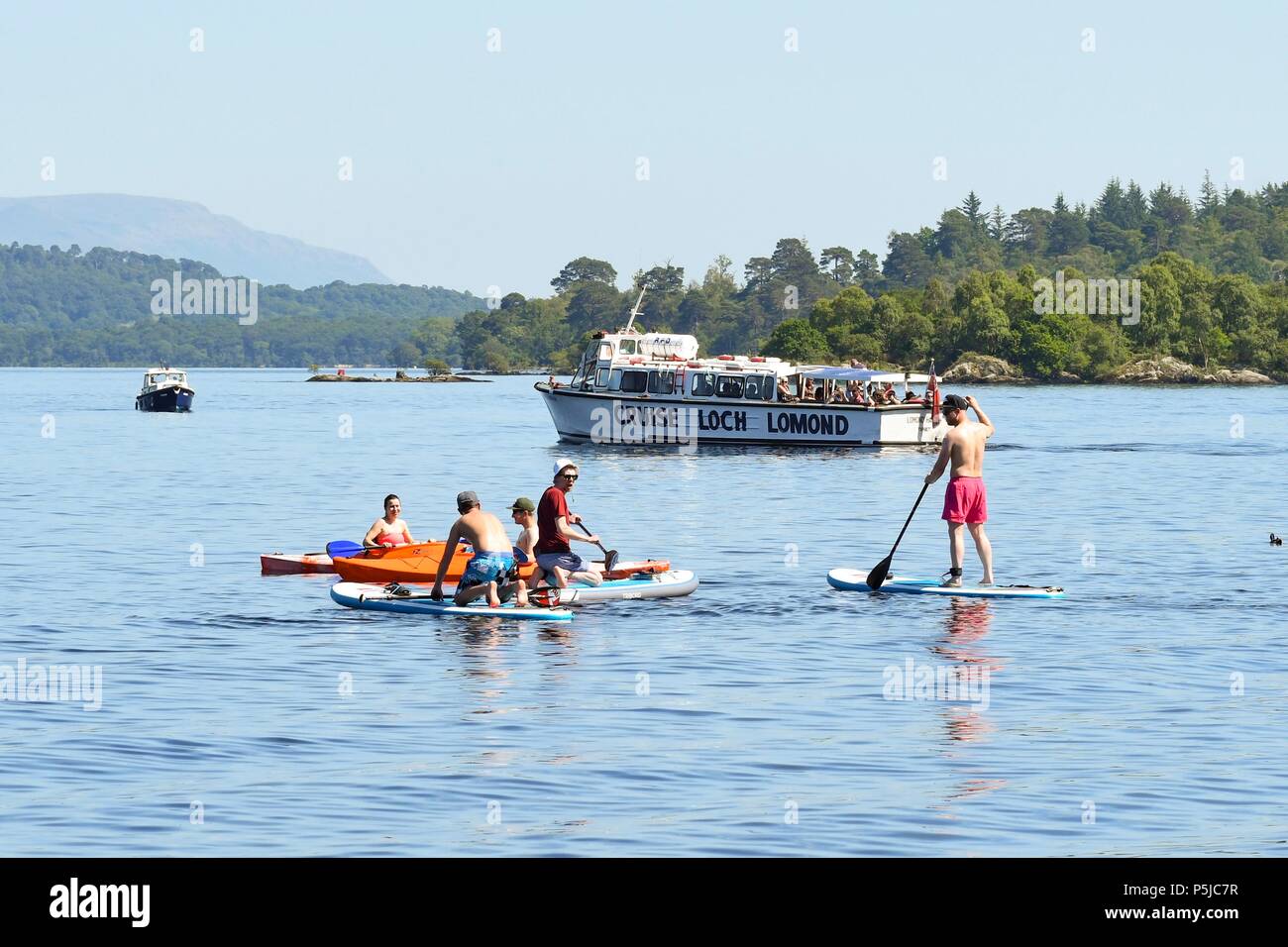 Luss, Loch Lomond, Ecosse, UK - 27 juin 2018 : uk - foules affluent à Luss pour profiter de la plage et des sports nautiques comme la température continue à monter : Crédit Kay Roxby/Alamy Live News Banque D'Images