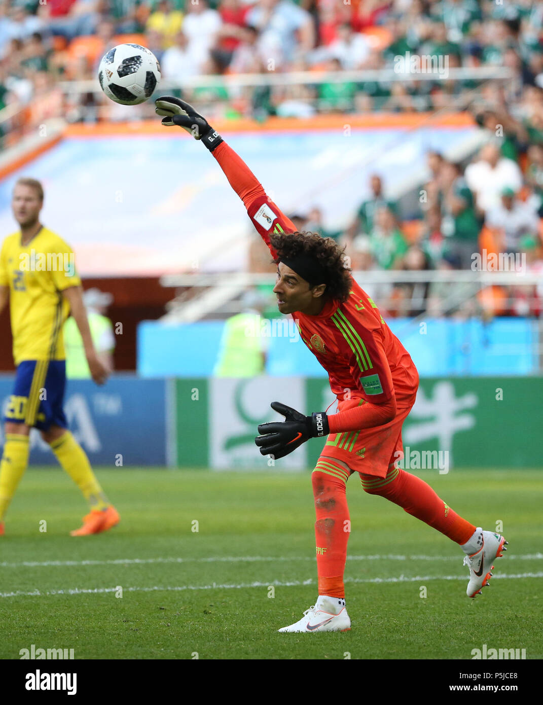 Yekaterinburg, Russie. 27 Juin, 2018. Gardien Guillermo Ochoa du Mexique fait concurrence au cours de la Coupe du Monde 2018 Groupe F match entre le Mexique et la Suède à Iekaterinbourg, Russie, le 27 juin 2018. Crédit : Li Ming/Xinhua/Alamy Live News Banque D'Images