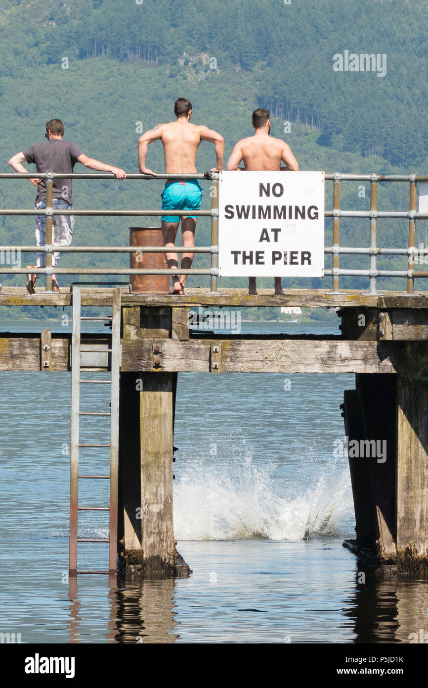 Luss, Loch Lomond, Ecosse, UK - 27 juin 2018 : France - trop chaud pour ne pas le faire. Les foules affluent à Luss pour profiter de la plage et des sports nautiques comme la température continue à monter : Crédit Kay Roxby/Alamy Live News Banque D'Images