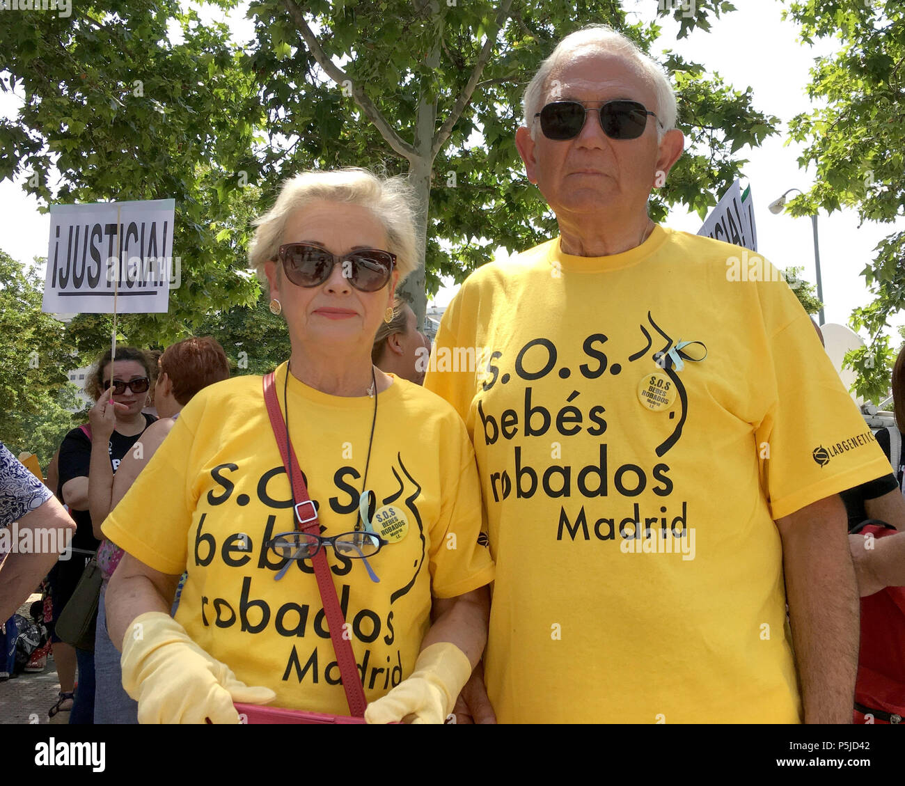 26 Juin 18 L Espagne Madrid Fuencisla Gomez Et Mari Fernando Prendre Part A Une Manifestation A La Peripherie De L Essai Sur Des Decennies De Vol De Bebe Pendant La Dictature De