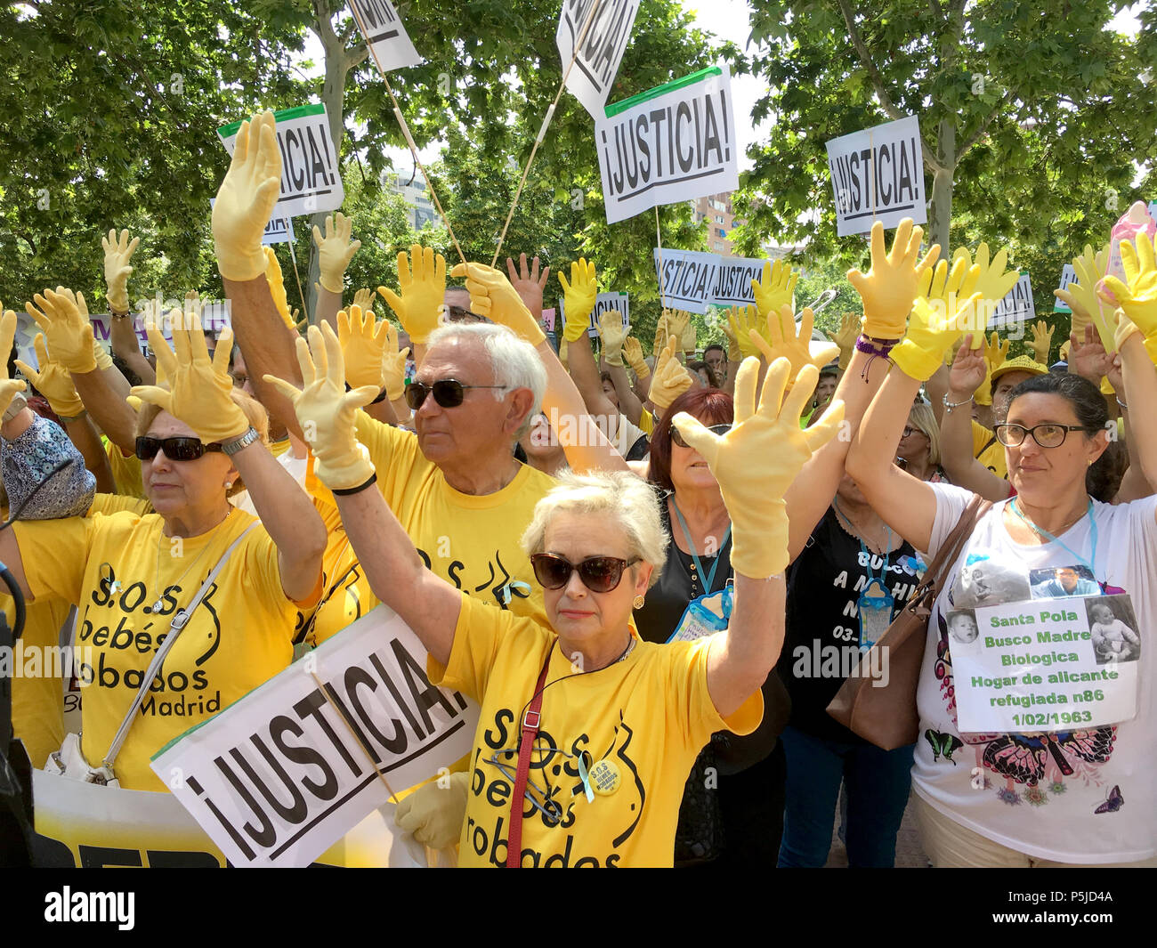26 Juin 18 L Espagne Madrid Fuencisla Gomez Et Mari Fernando Prendre Part A Une Manifestation A La Peripherie De L Essai Sur Des Decennies De Vol De Bebe Pendant La Dictature De 26 Juin 18 L Espagne Madrid Fuencisla Gomez Et Mari Fernando Prendre Part A Une Manifestation A La Peripherie De L Essai Sur Des Decennies De Vol De Bebe Pendant La Dictature De
