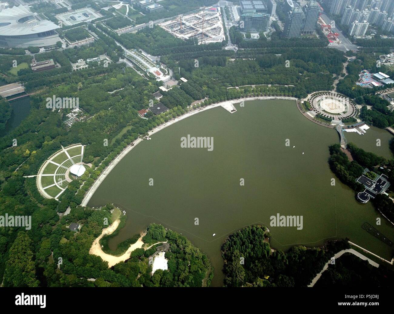 Shanghai. 25 Juin, 2018. Photo aérienne prise le 25 juin 2018 montre le Century Park de Pudong à Shanghai, à l'est de la Chine. La Chine a annoncé l'ouverture et le développement de Pudong en 1990. Pudong s'attend à profiter de l'occasion de célébrer le 40e anniversaire de la réforme et de l'ouverture jusqu'à continuer de mener la réforme et le développement du pays. Ren : crédit de Long/Xinhua/Alamy Live News Banque D'Images