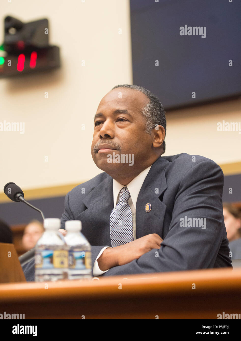 Washington DC, le 27 juin 2018, USA : Le Docteur Ben Carson, le sec de l'habitat et du développement urbain (HUD), témoigne devant un comité de la Chambre du Congrès à Washington DC. Il a été interrogé, entre autres, au sujet de son projet d'augmentation de loyer à être payé par les plus pauvres habitants. Patsy Lynch/Alamy Banque D'Images